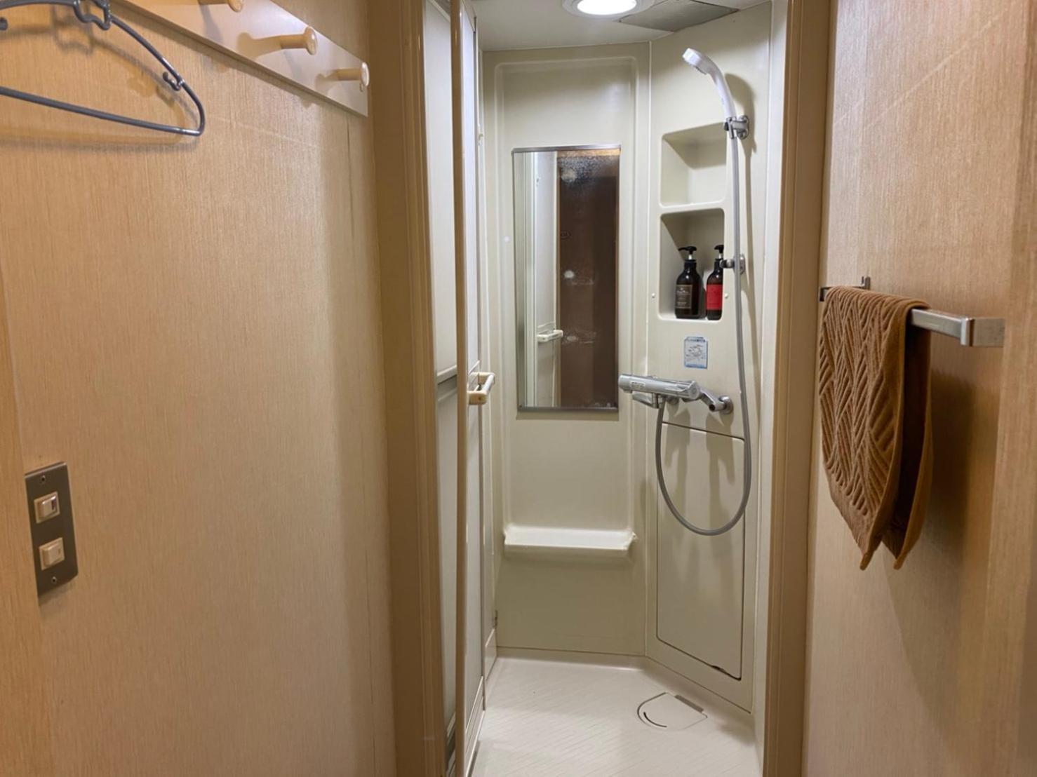 Family Room with Shared Bathroom photo 3