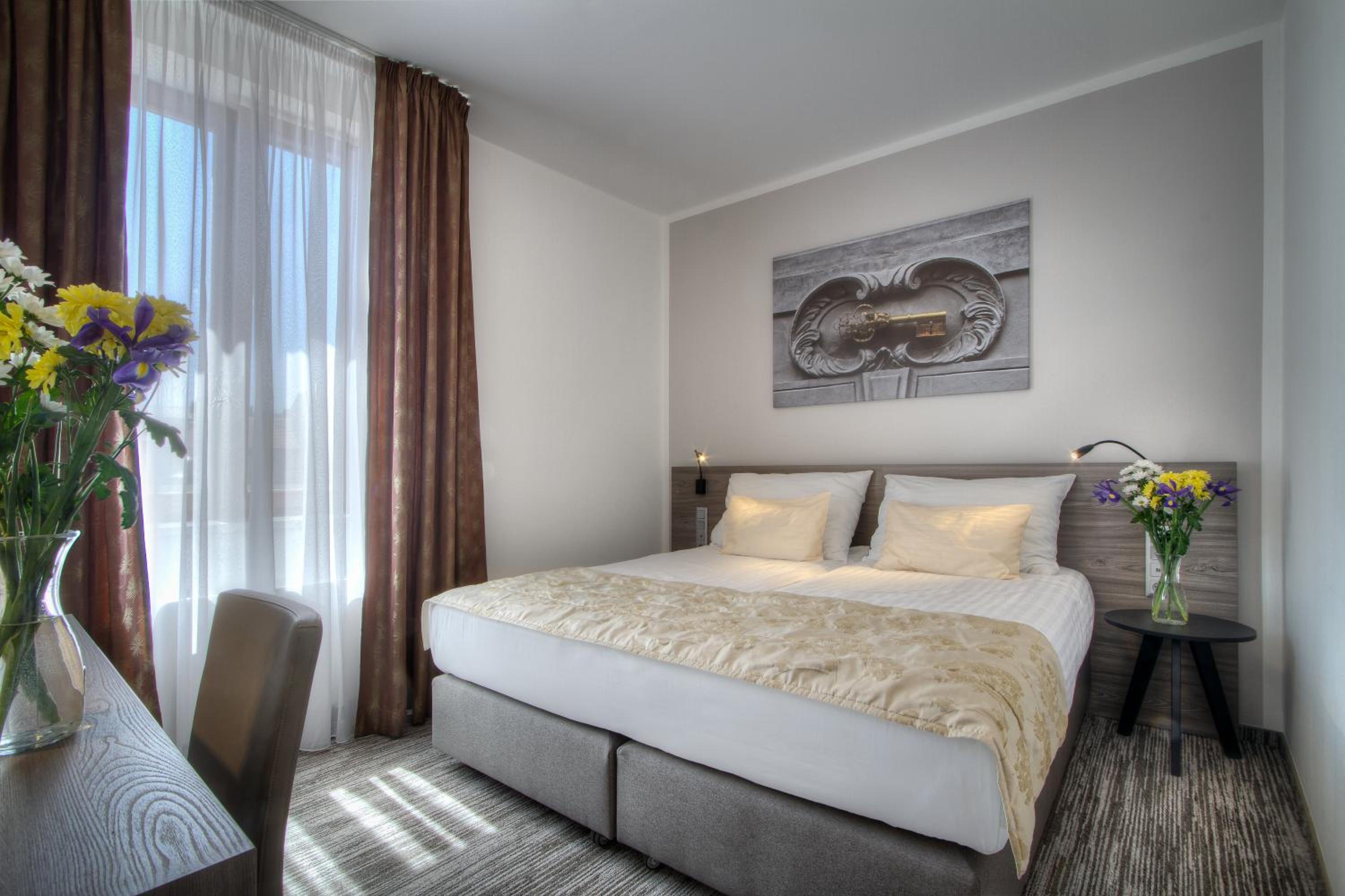 Double or Twin Room - Photo 5