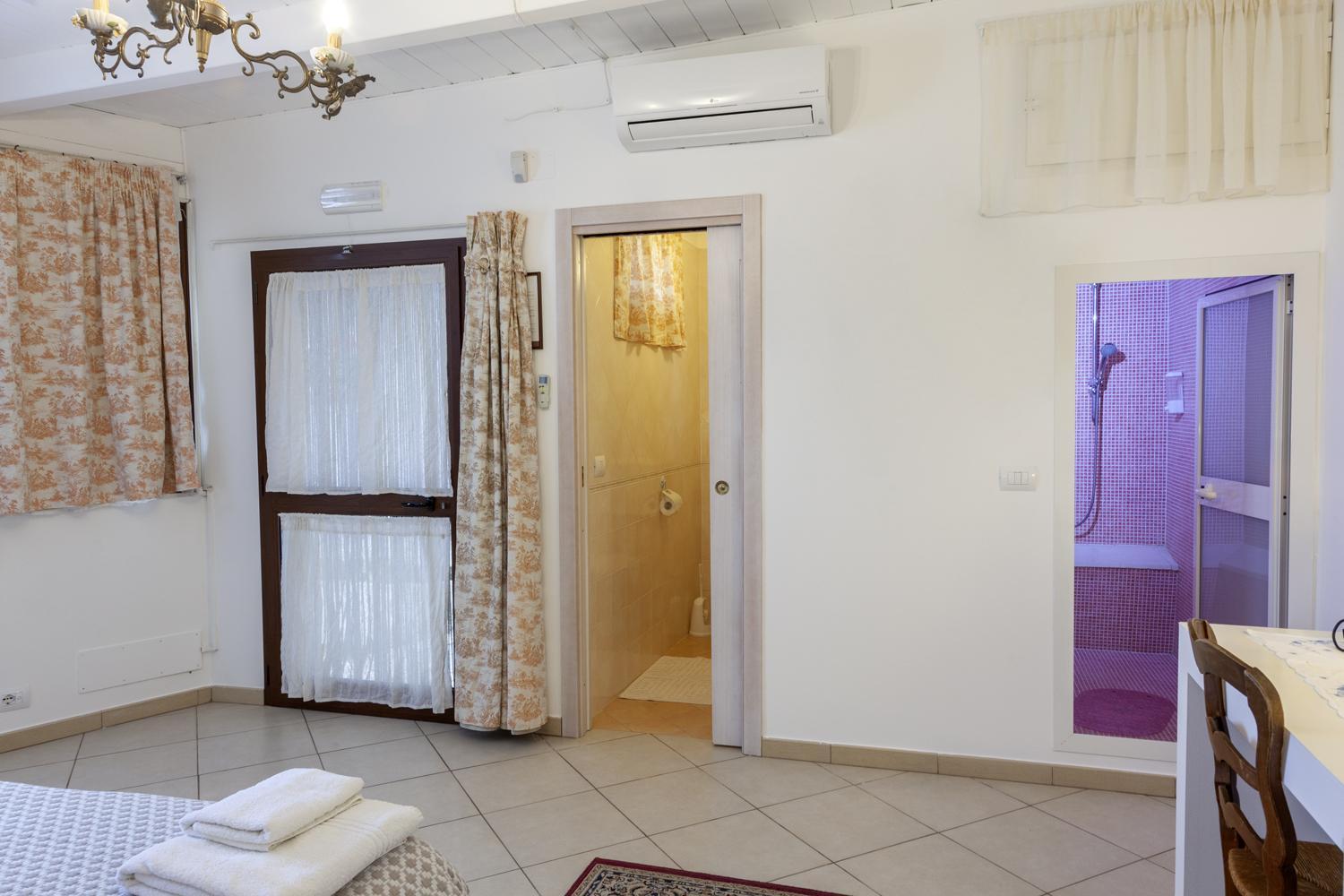 Quadruple Room with Private Bathroom photo 3