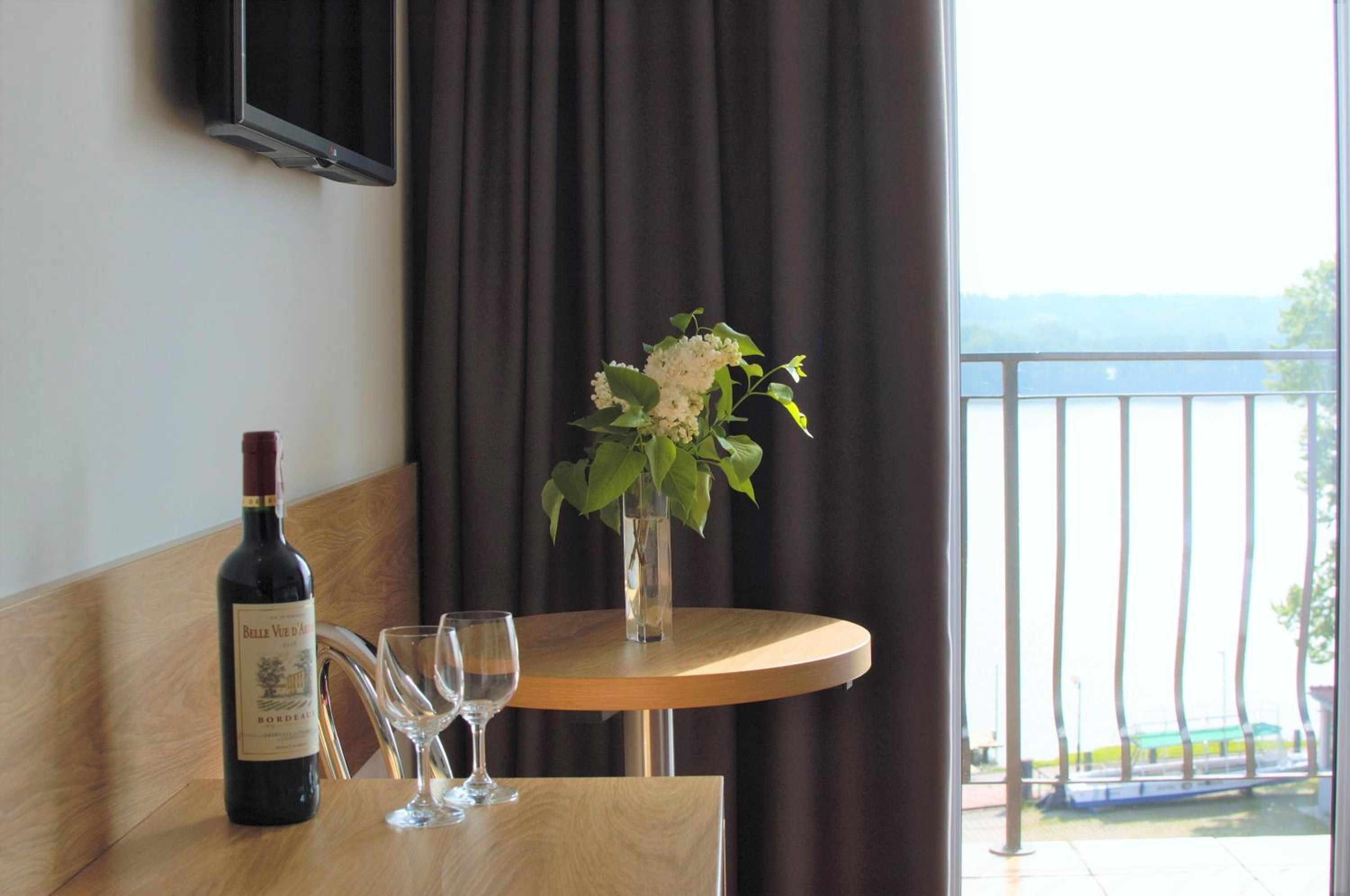 Double or Twin Room with Balcony and Lake View - Photo 12
