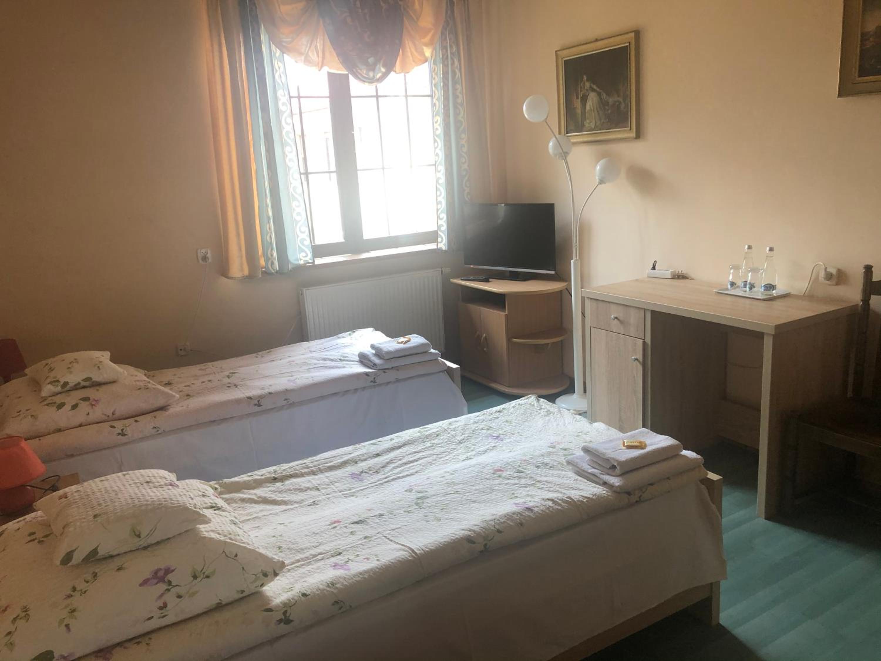 Twin Room - Photo 1