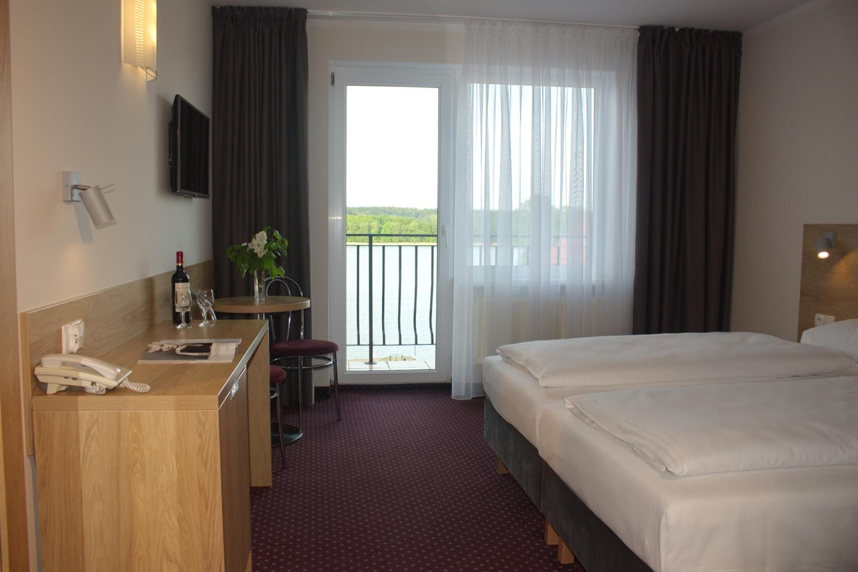 Double or Twin Room with Balcony and Lake View - Photo 8