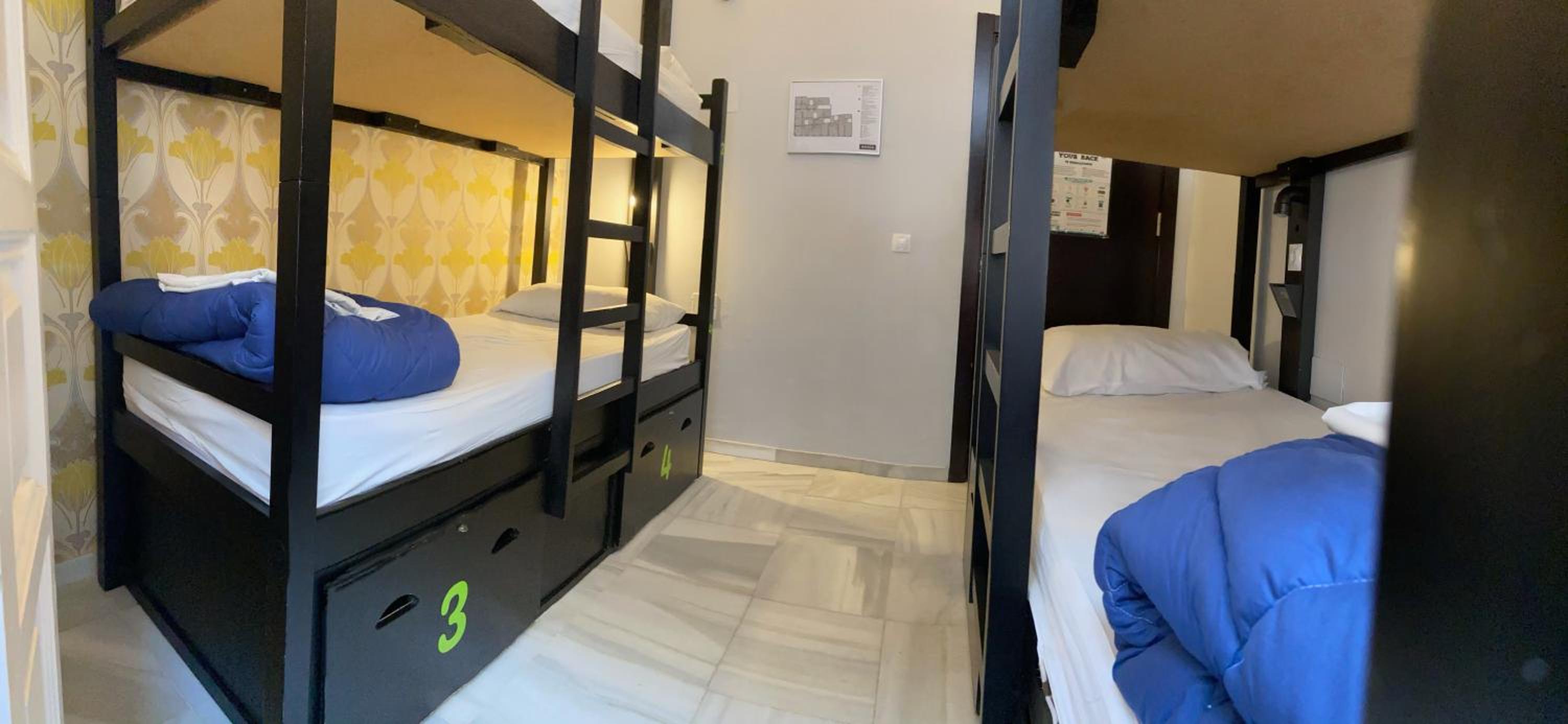 Quadruple Room with Private Bathroom - Photo 5