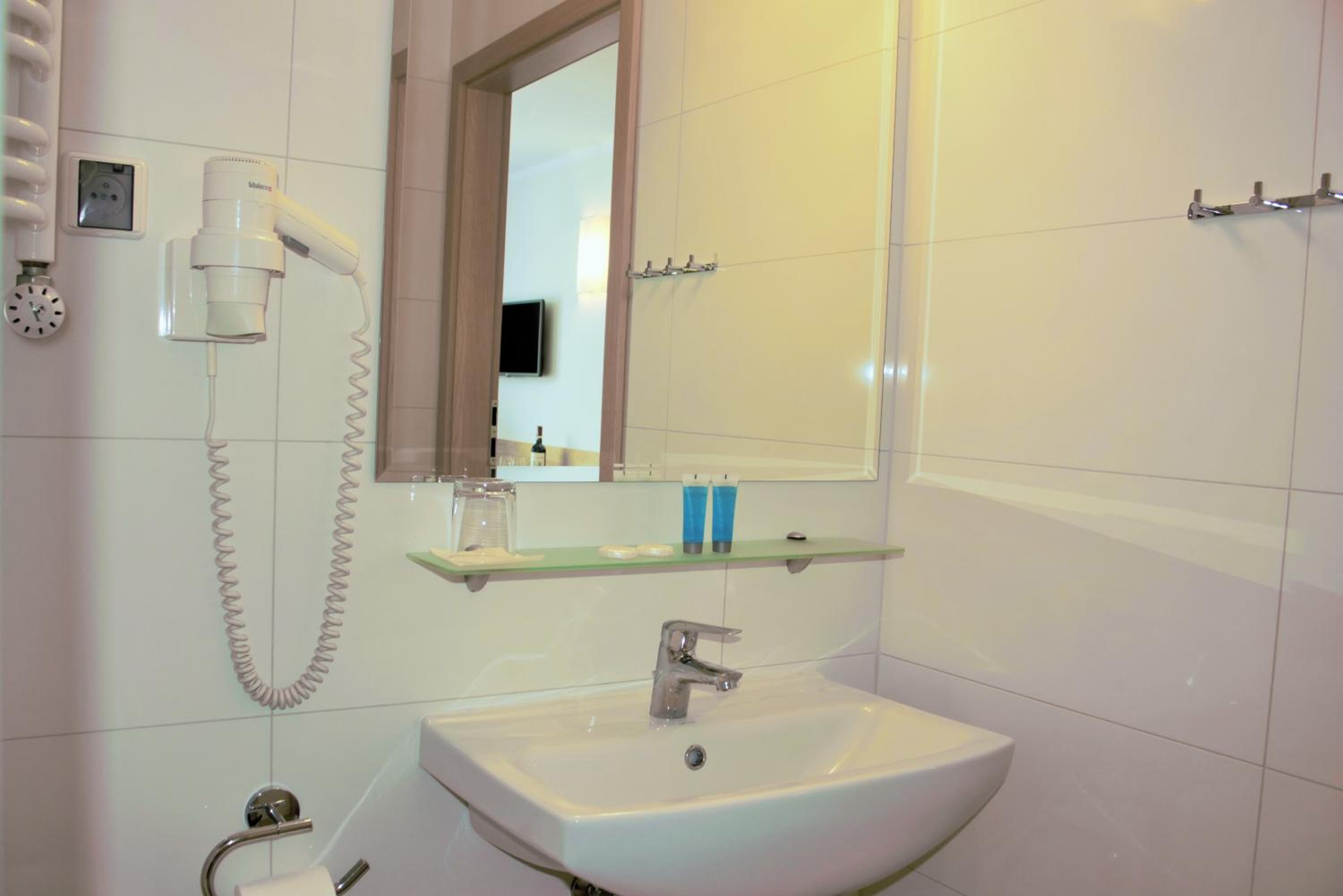 Double or Twin Room with Balcony and Lake View - Photo 11
