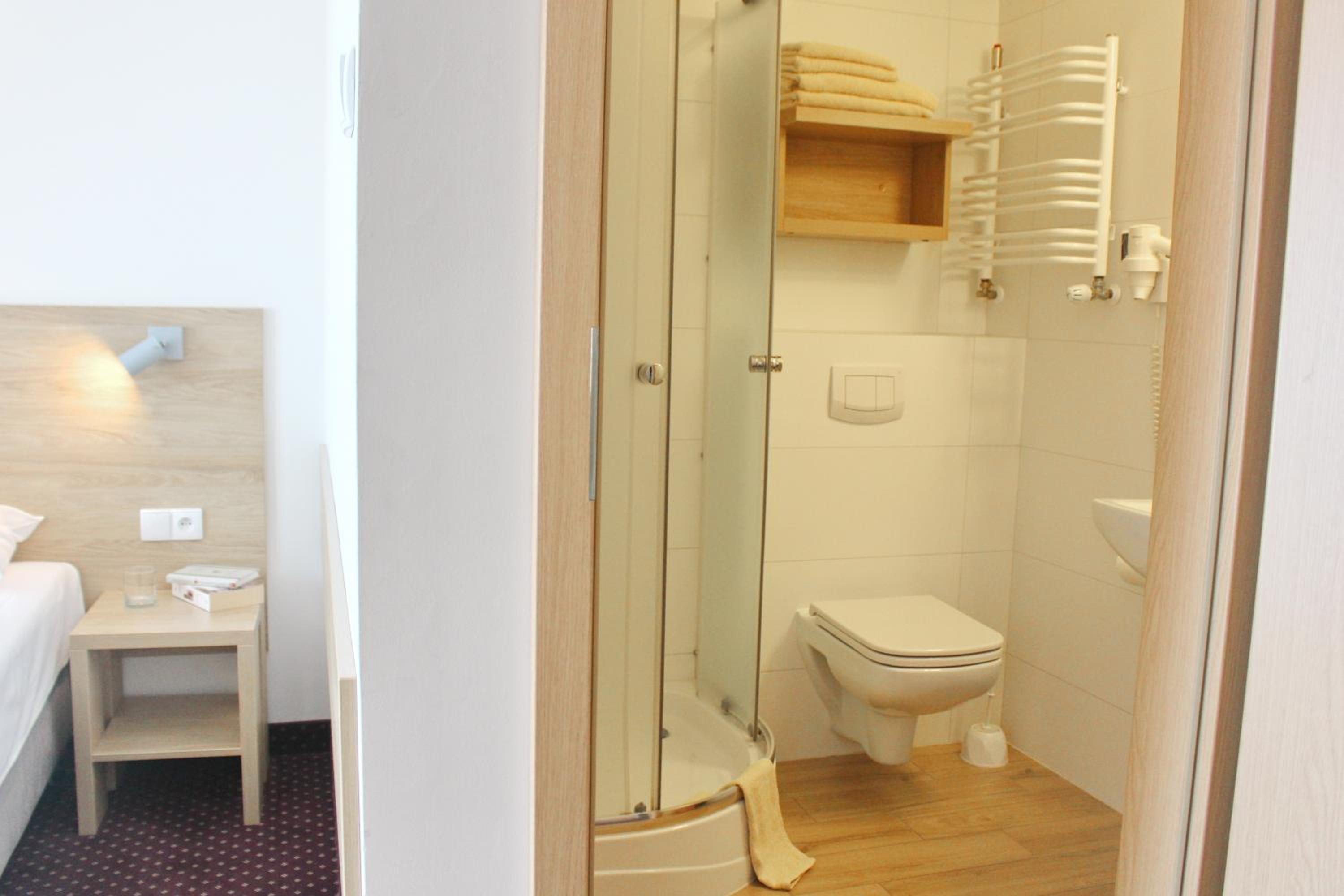 Double or Twin Room with Balcony and Lake View - Photo 9