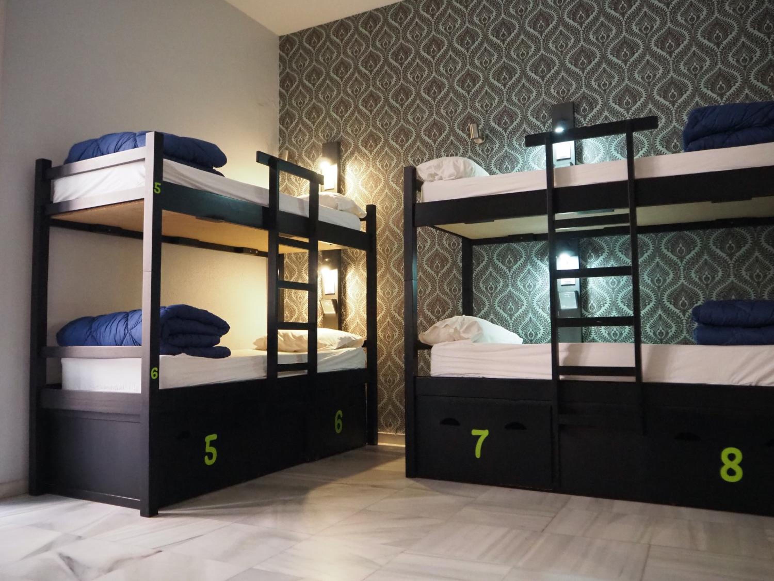 Cama en Habitación Compartida Femenina de 8 Camas