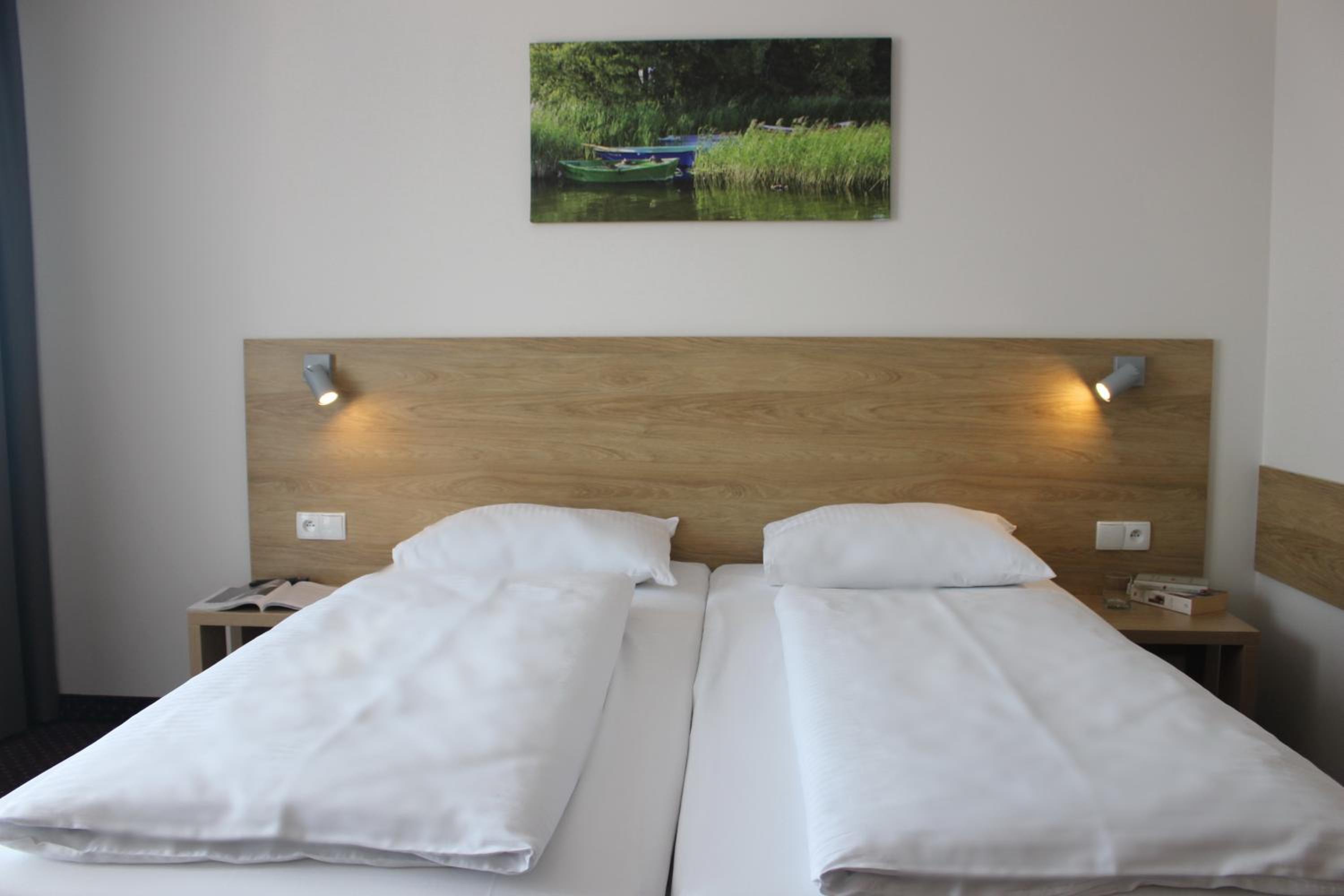Double or Twin Room with Balcony and Lake View - Photo 14