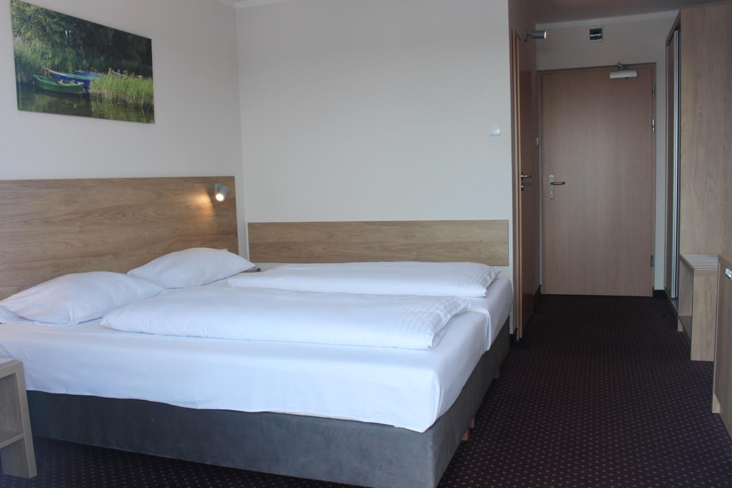 Double or Twin Room with Balcony and Lake View - Photo 16
