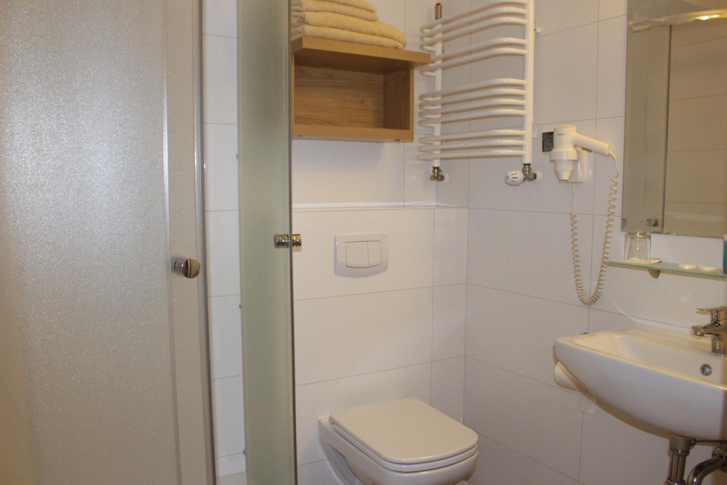 Double or Twin Room with Balcony and Lake View - Photo 10