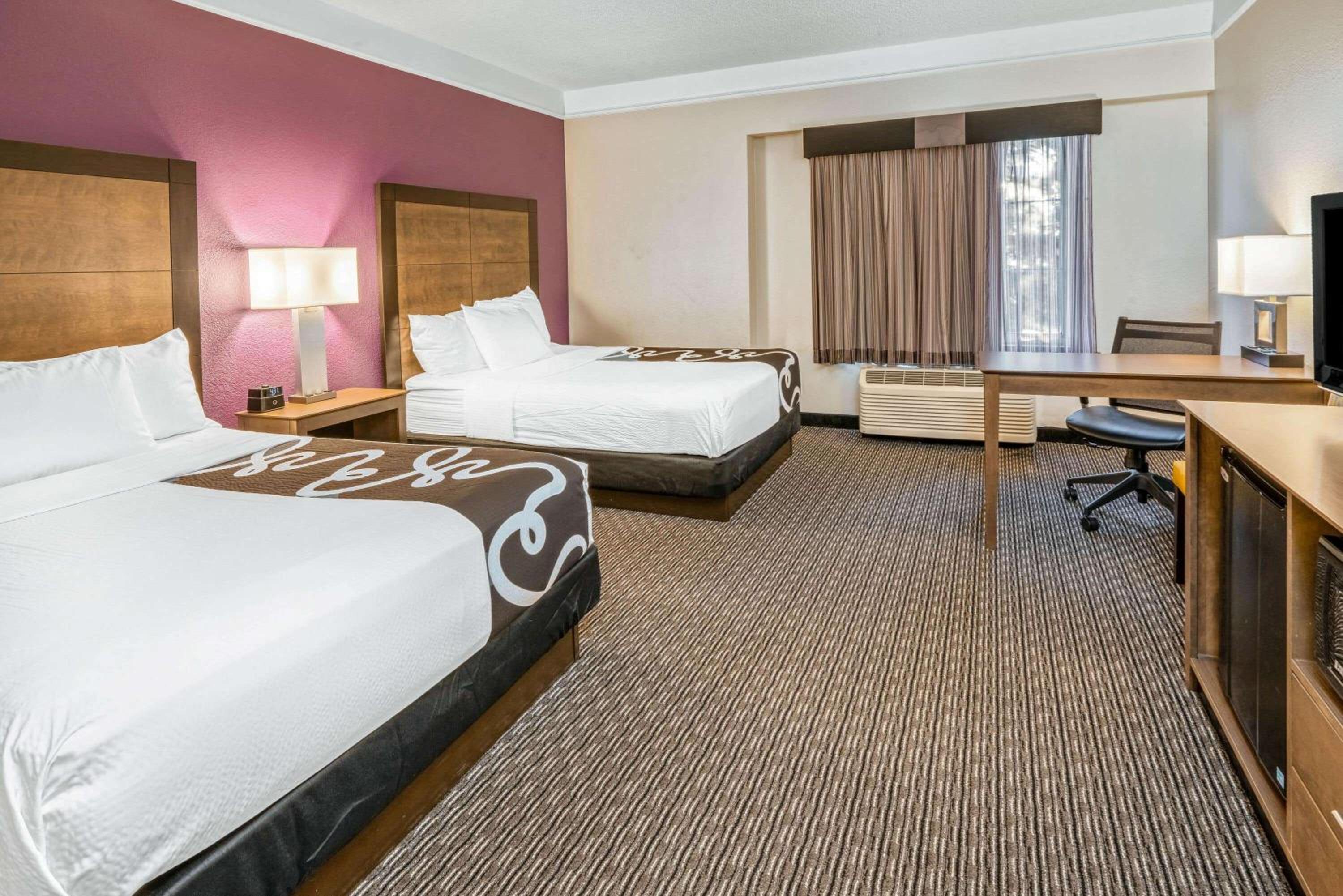 Deluxe Double Room with Two Double Beds - Photo 9