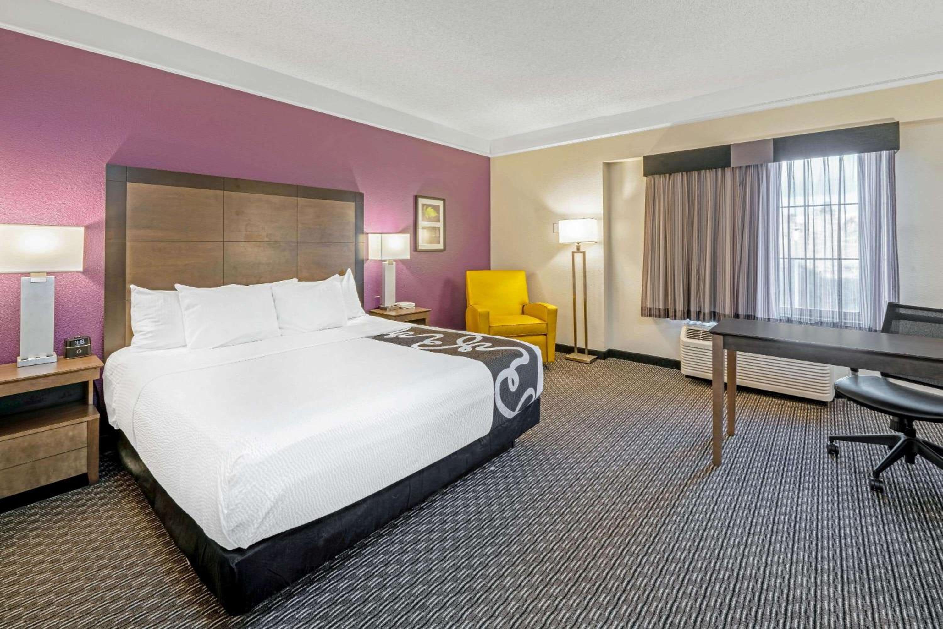 Deluxe King Room - Photo 9