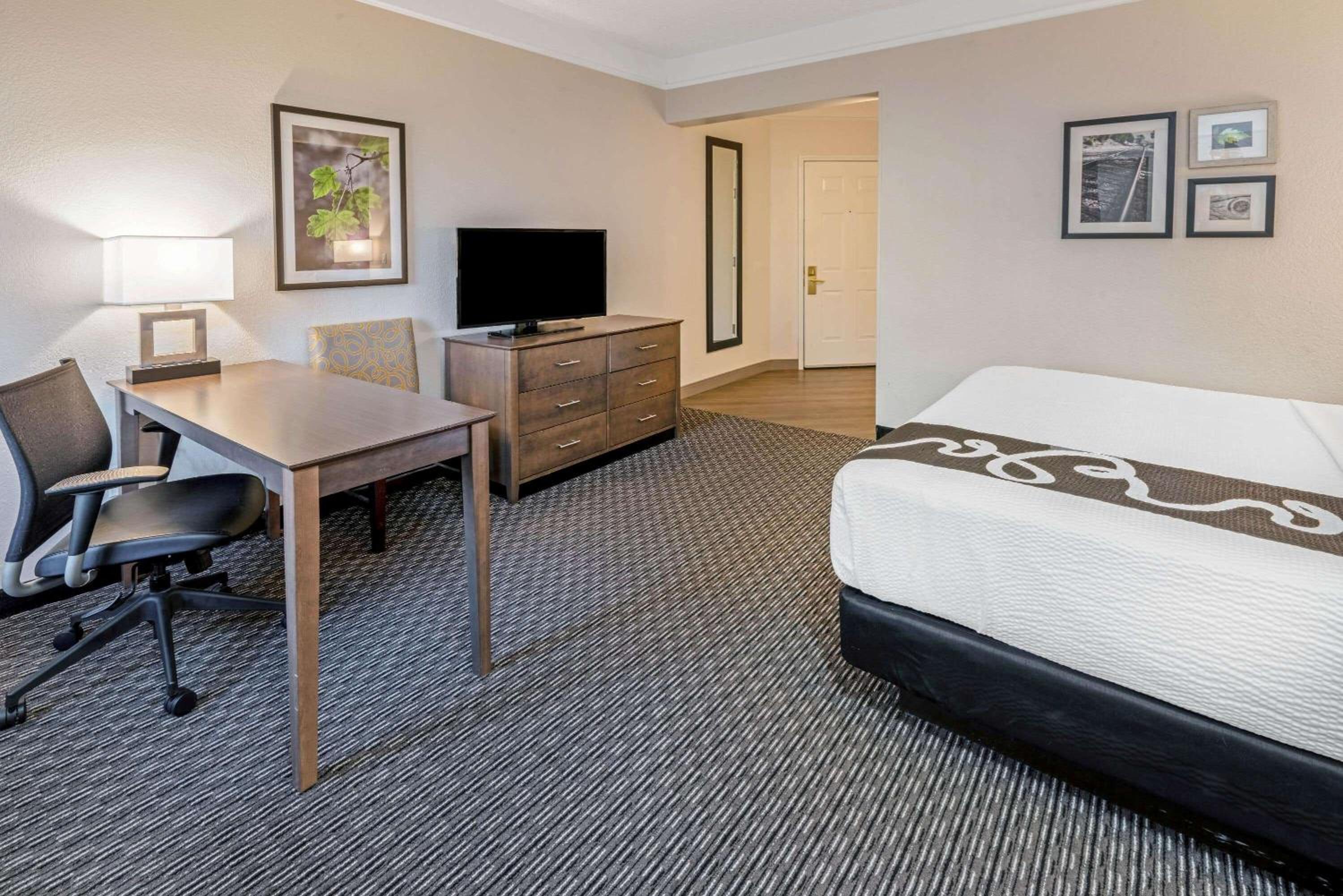 Deluxe King Room - Photo 7