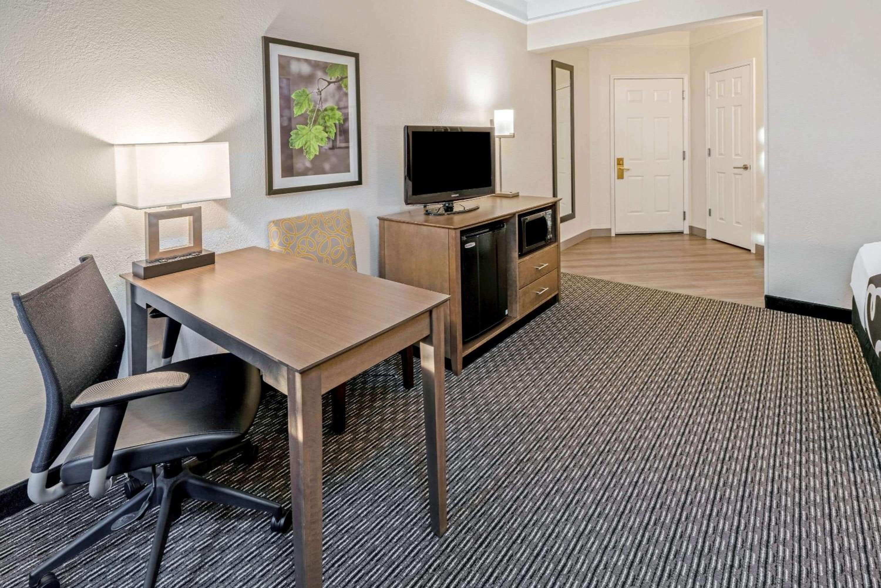 Deluxe Double Room with Two Double Beds - Photo 7