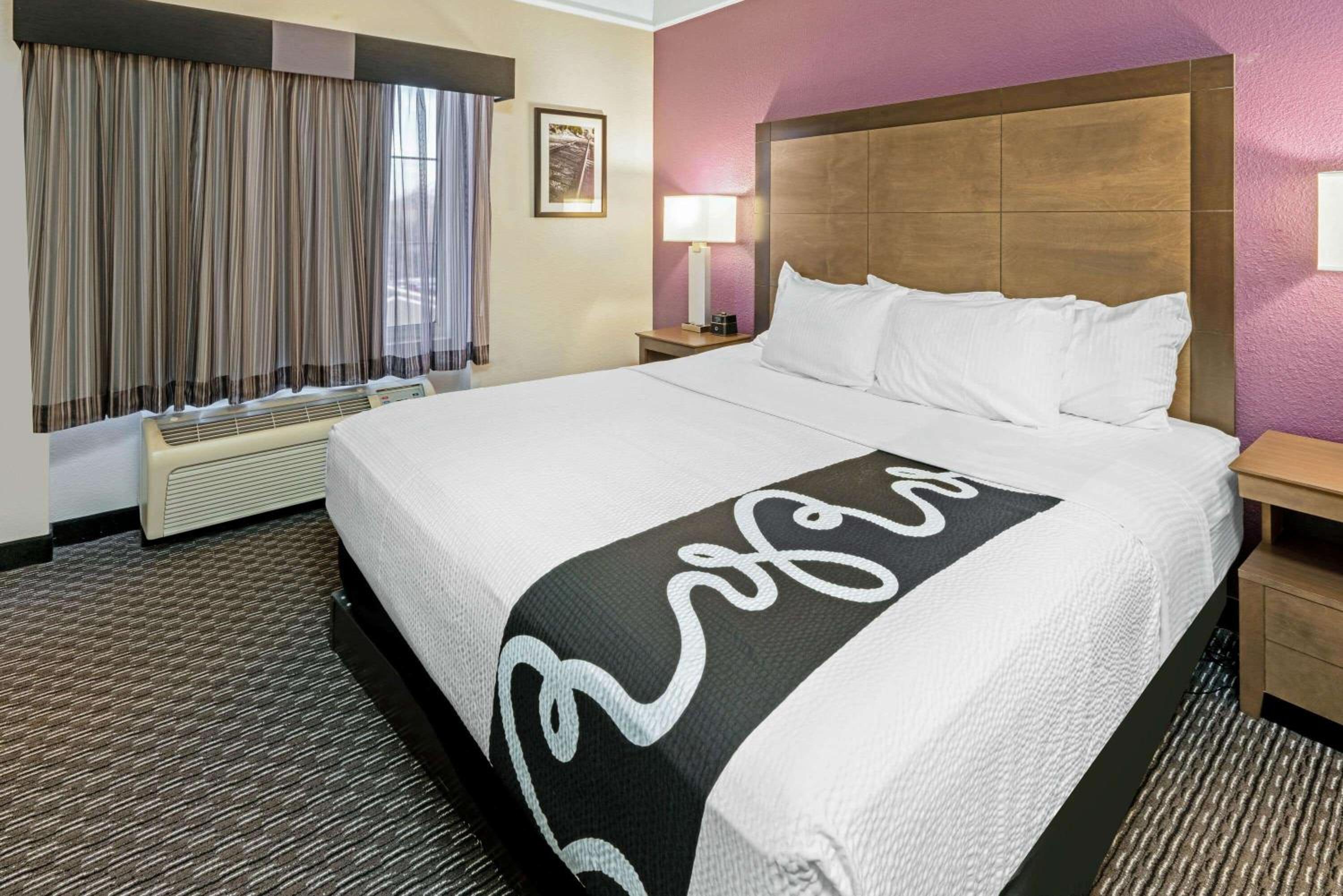 One-Bedroom King Suite - Non-Smoking - Photo 4