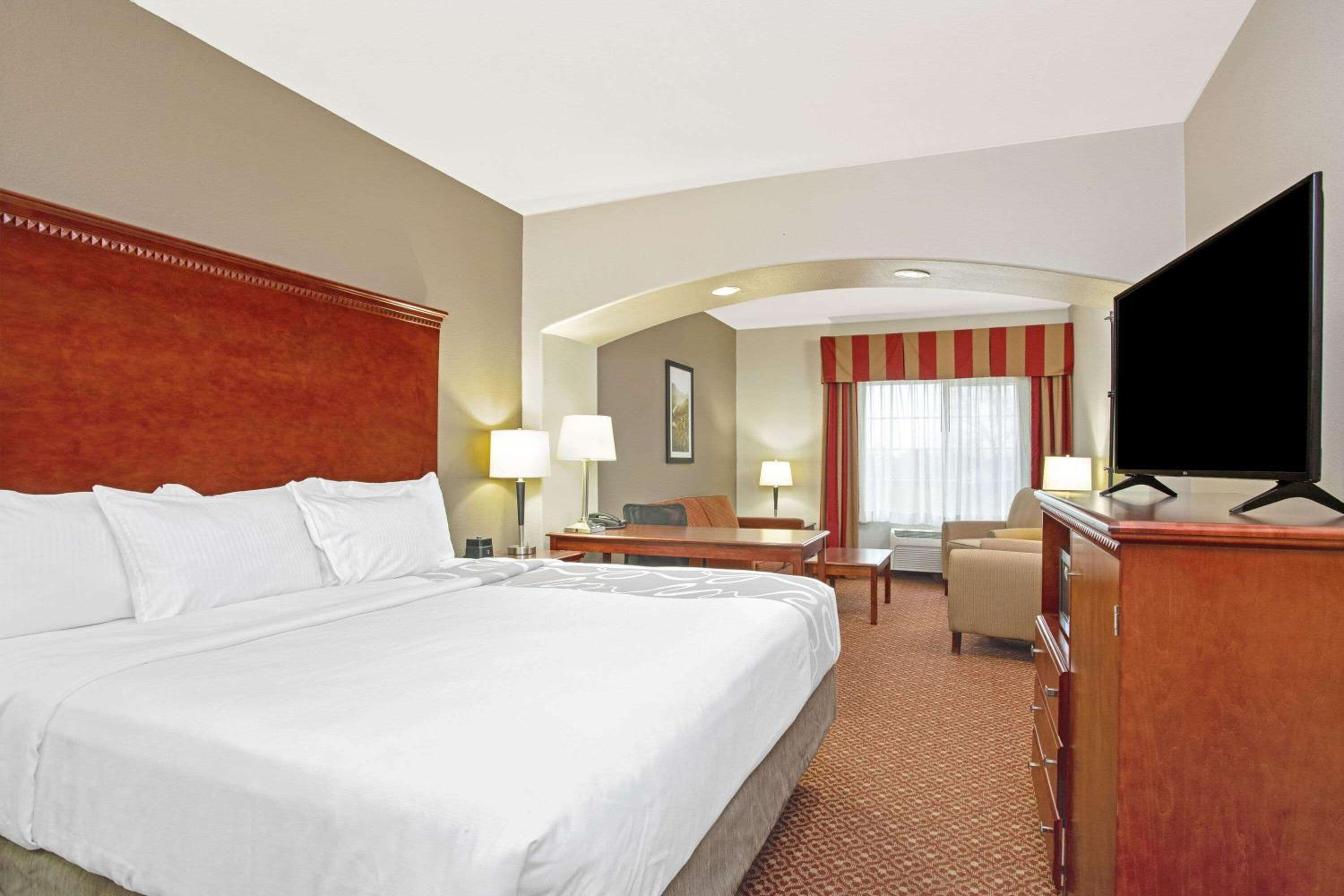 King Suite - Non-Smoking - Photo 1