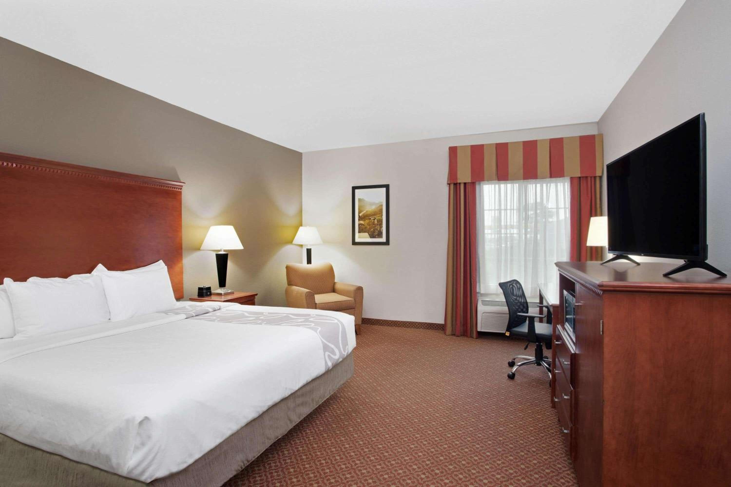 King Room with Roll-In Shower - Mobility/Hearing Accessible - Non-Smoking