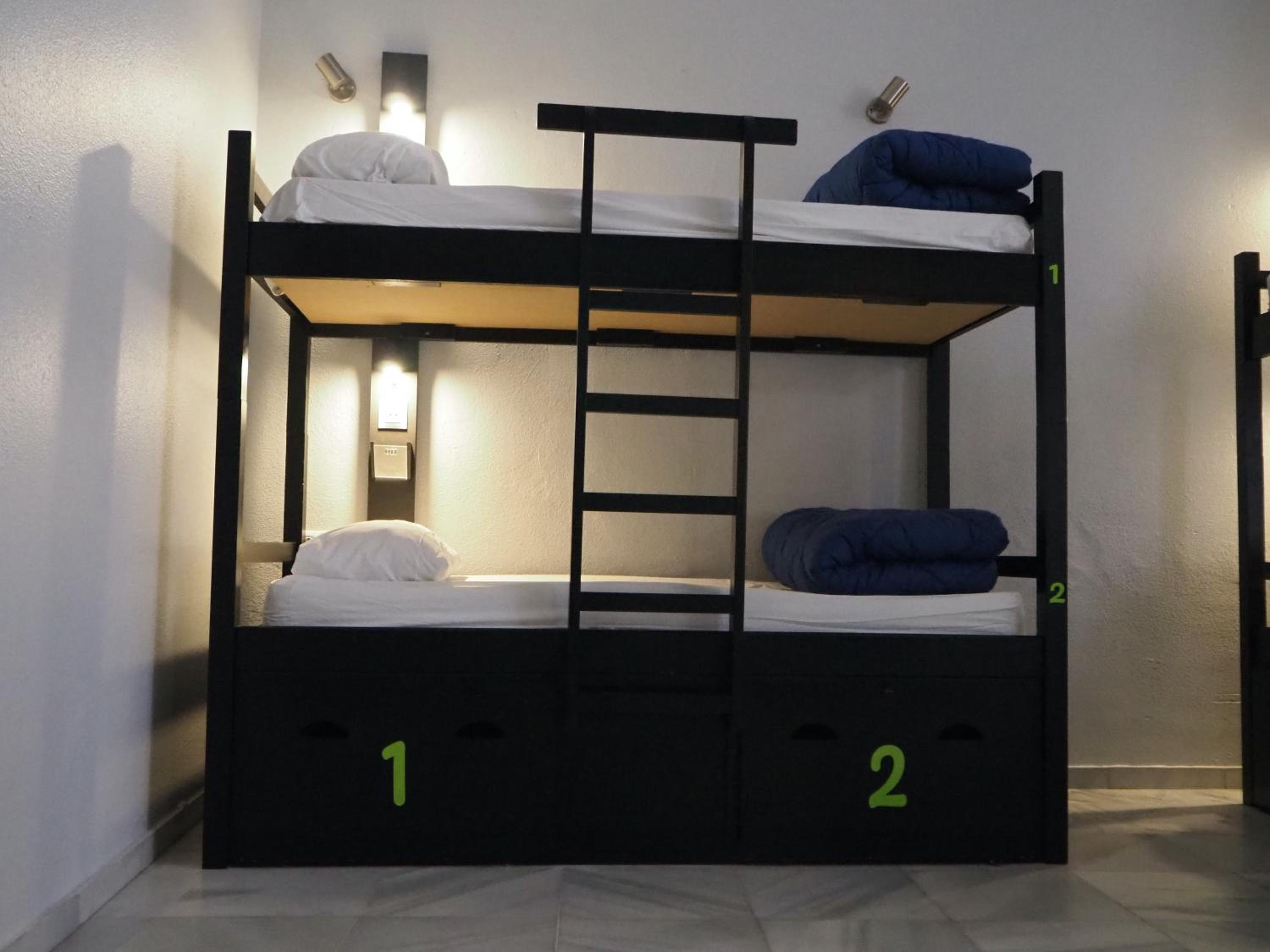 Cama en Dormitorio Mixto de 10 Camas