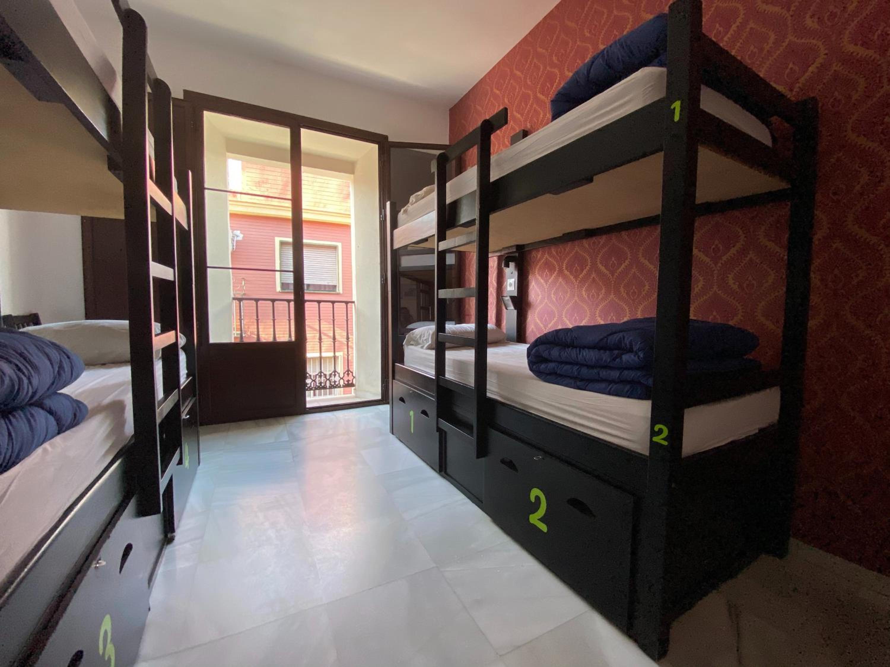 Quadruple Room with Private Bathroom - Photo 3