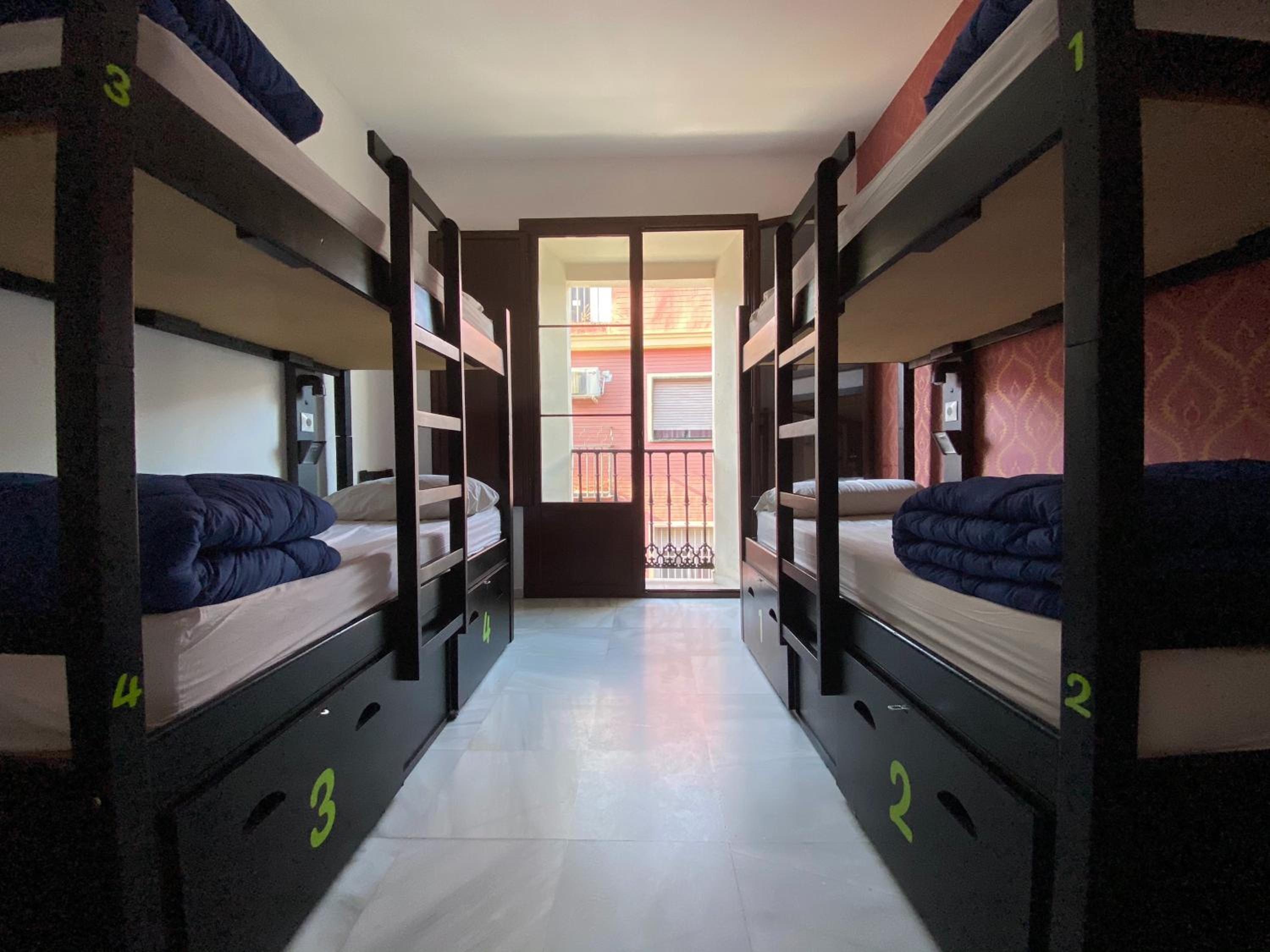 Quadruple Room with Private Bathroom - Photo 2