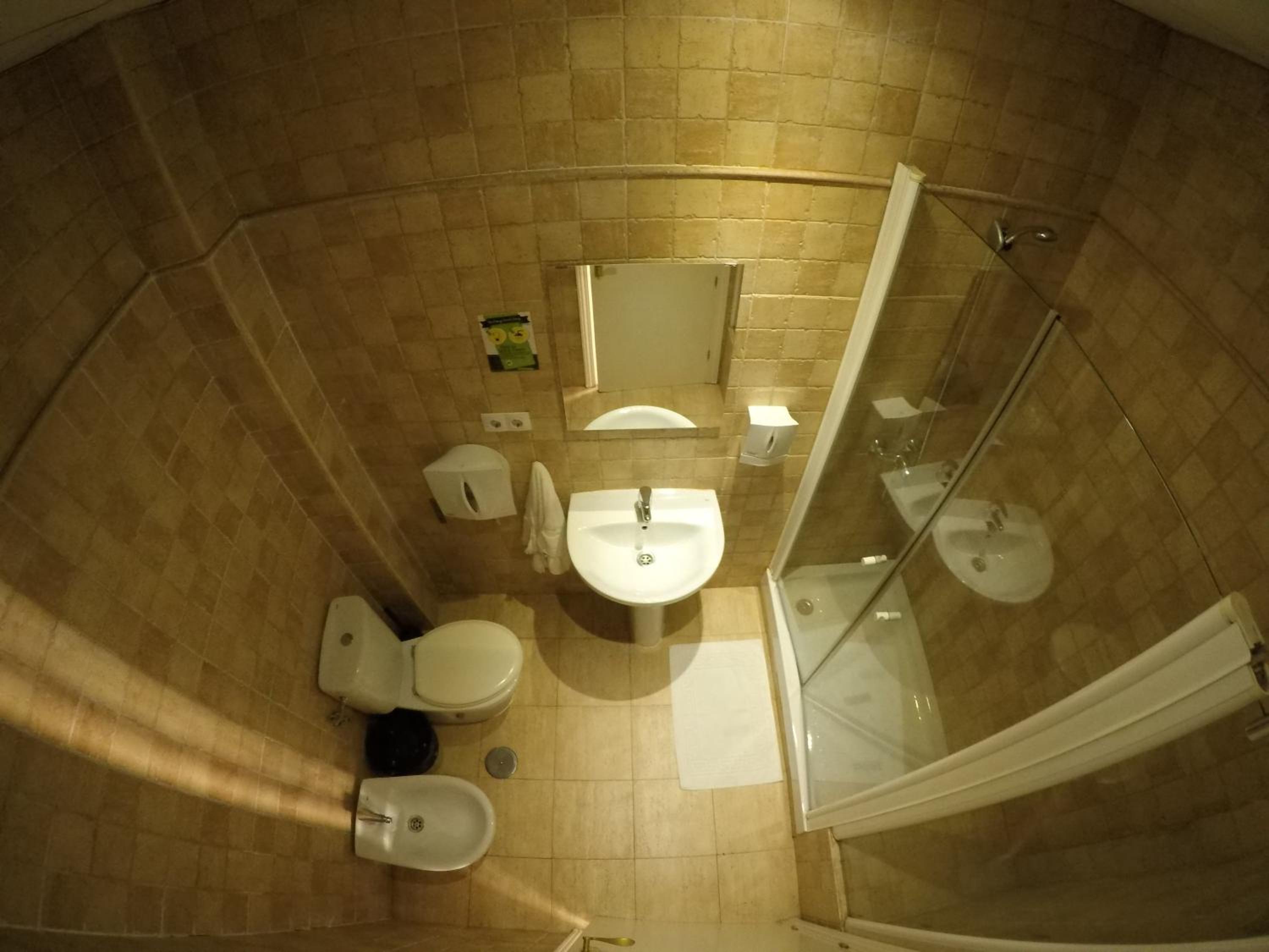Quadruple Room with Private Bathroom - Photo 6
