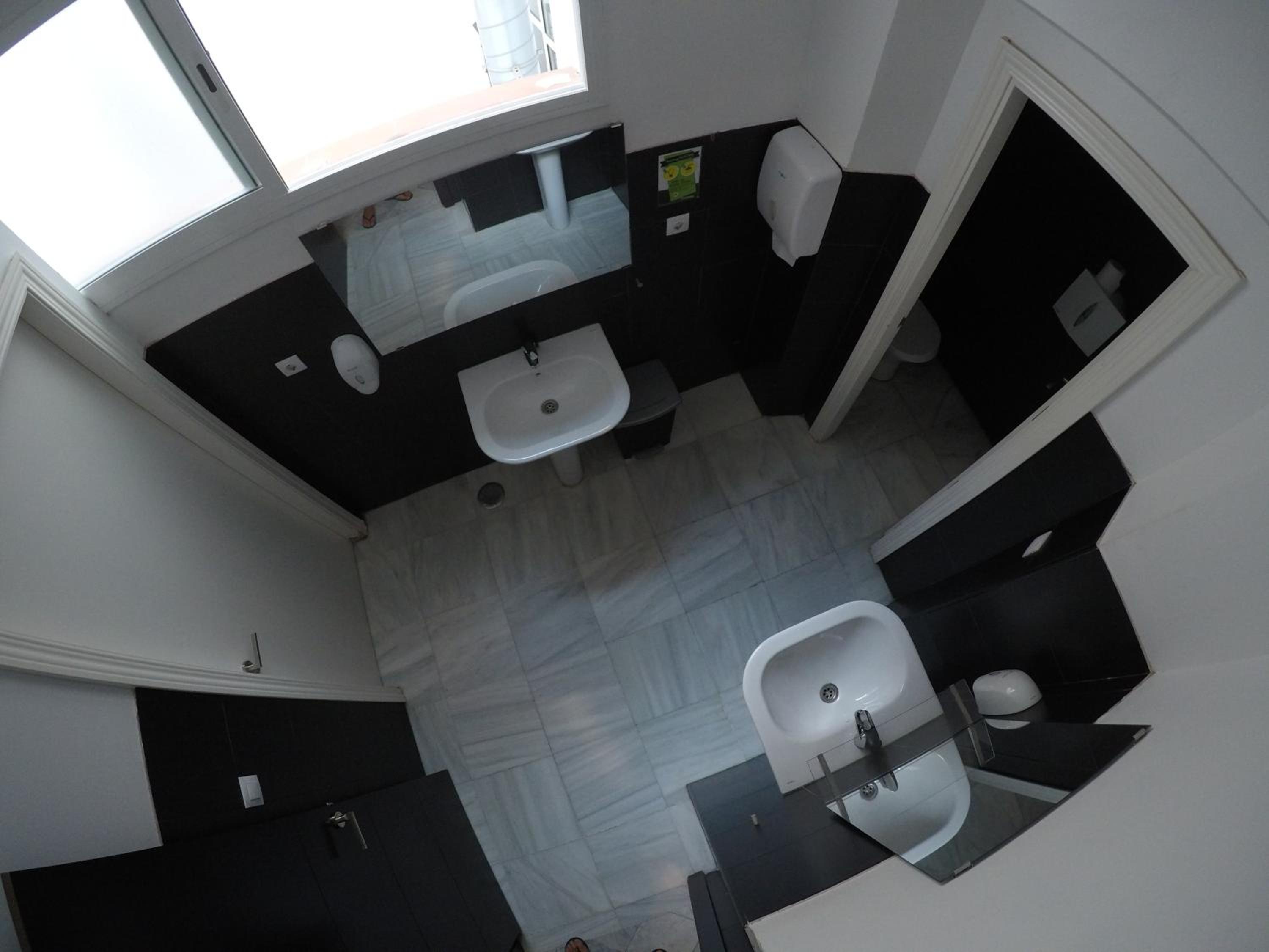 Double Room with Private Bathroom - Photo 9