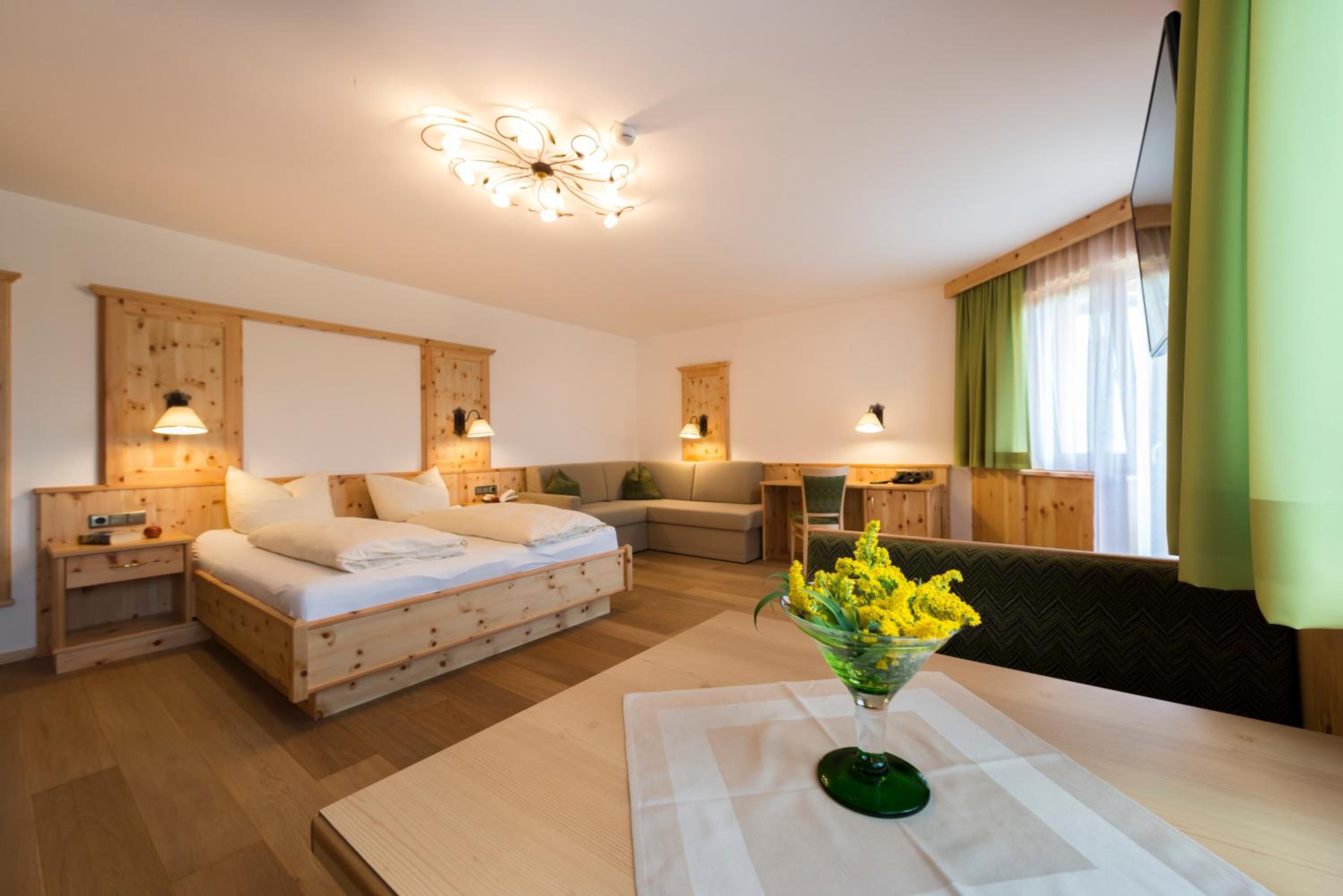 Deluxe Junior Suite photo 3