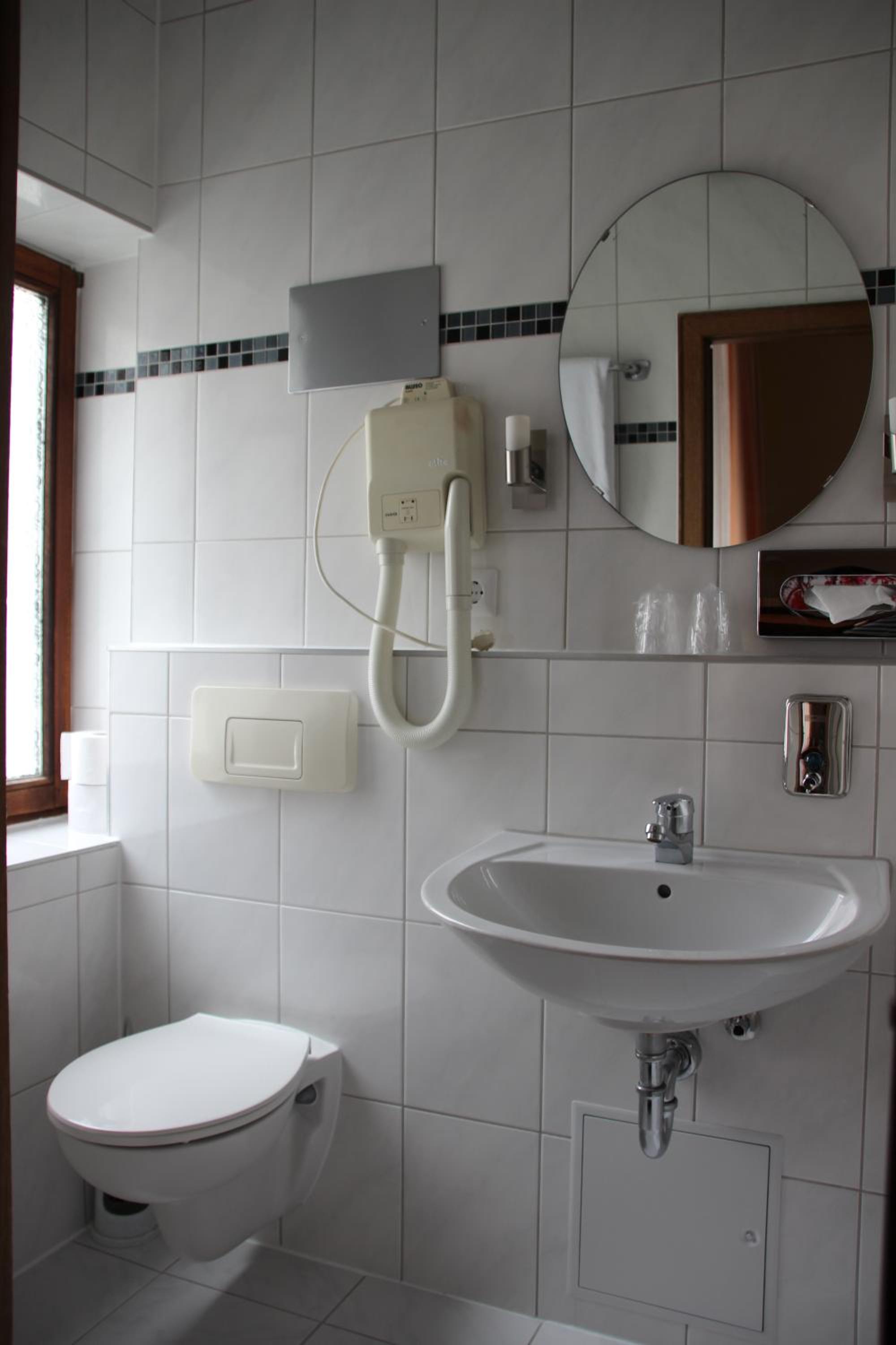 Economy Single Room with shower photo 2