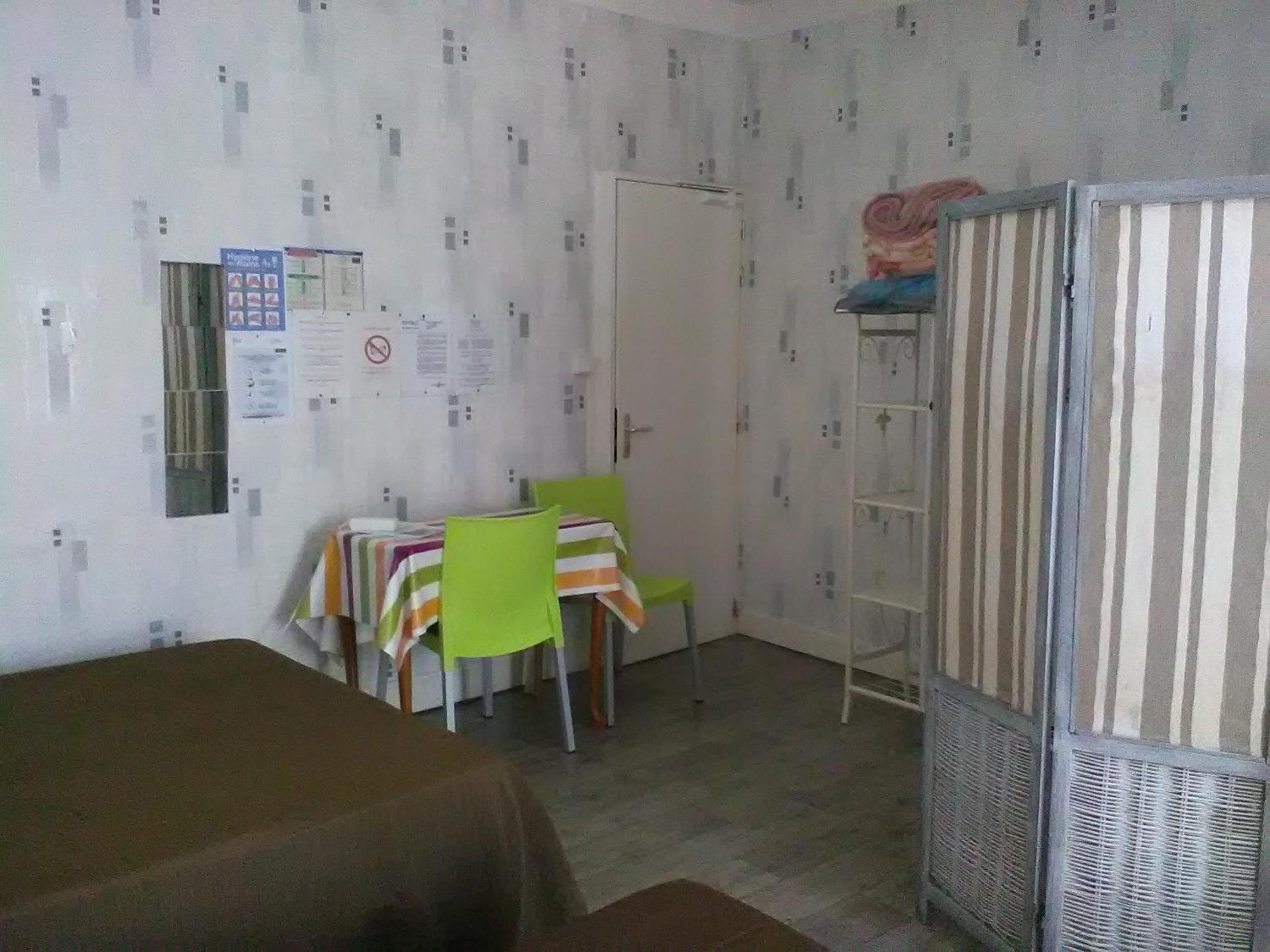 Family Room with Shared Toilet photo 1