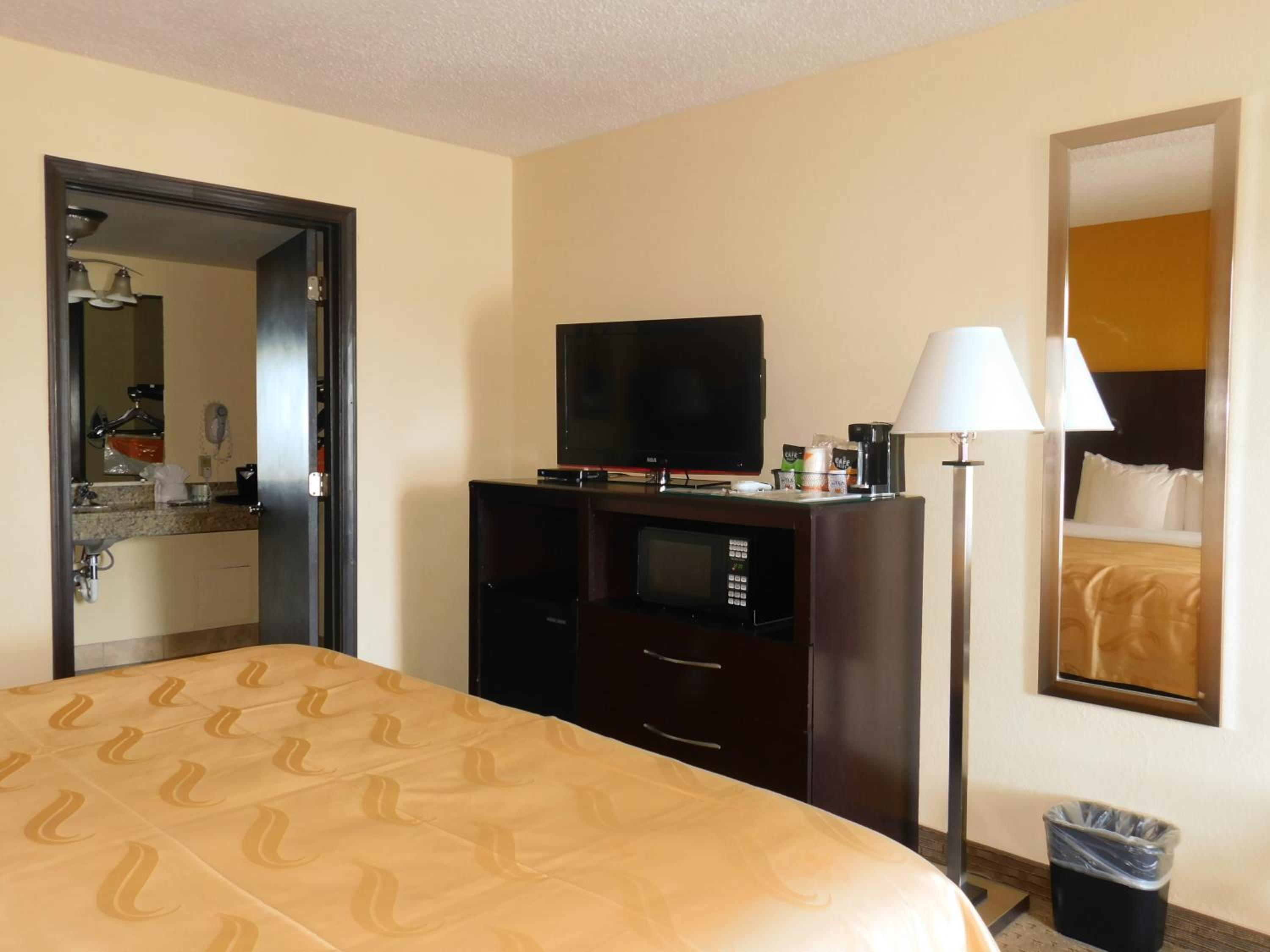 King Room - Non-Smoking - Photo 1