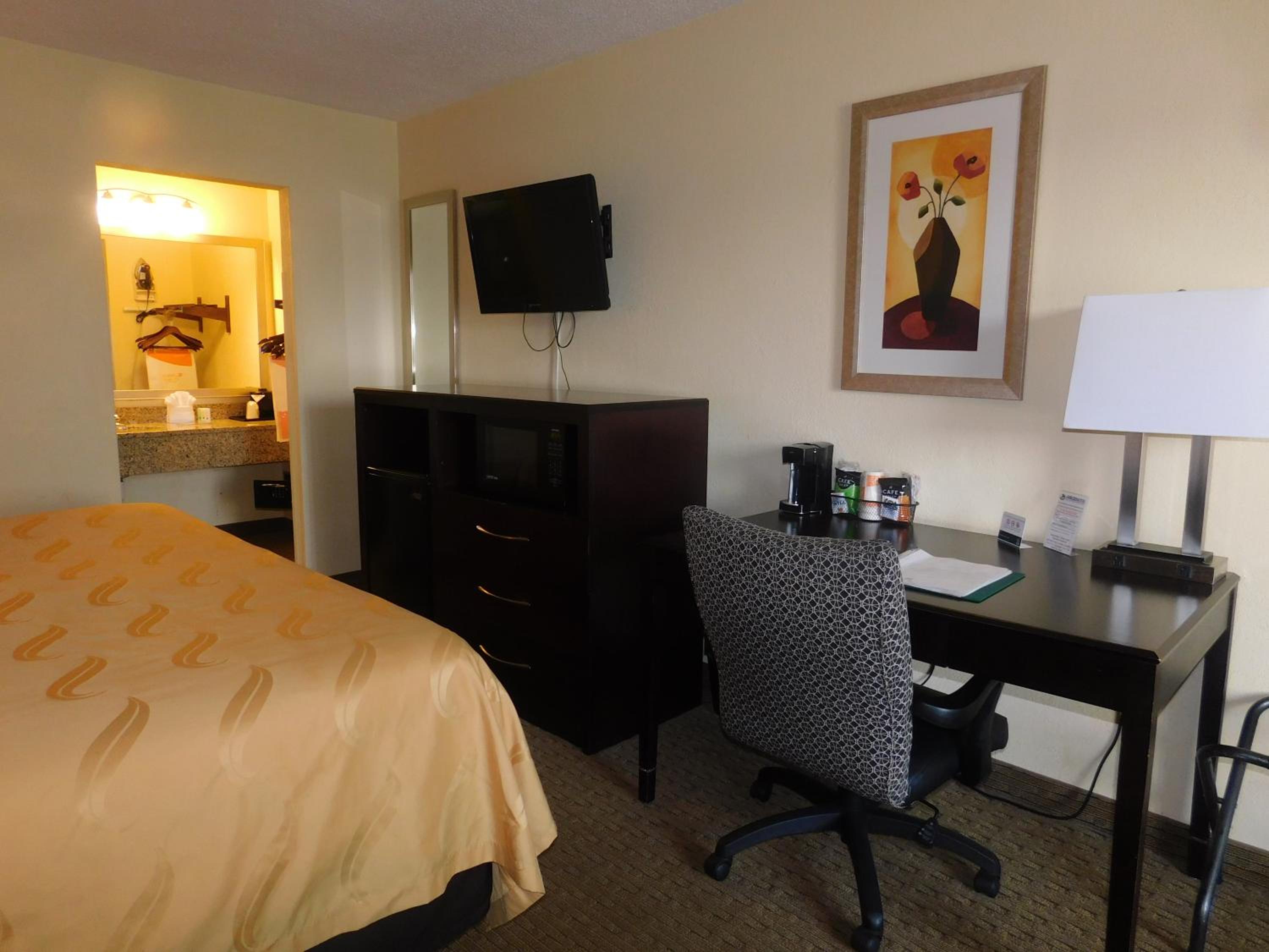 King Room - Non-Smoking - Photo 4