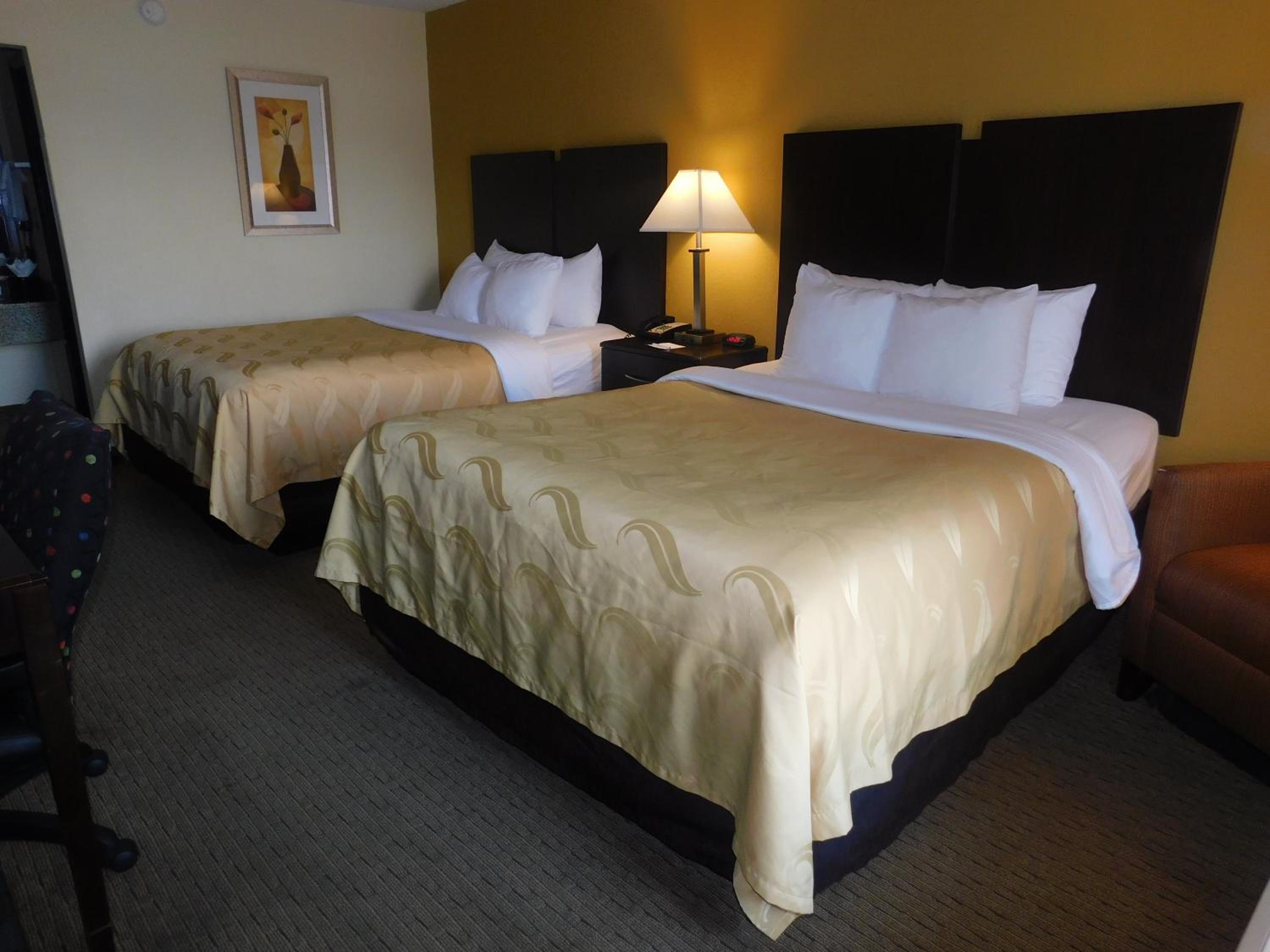 Queen Room with Two Queen Beds - Non-Smoking - Photo 4