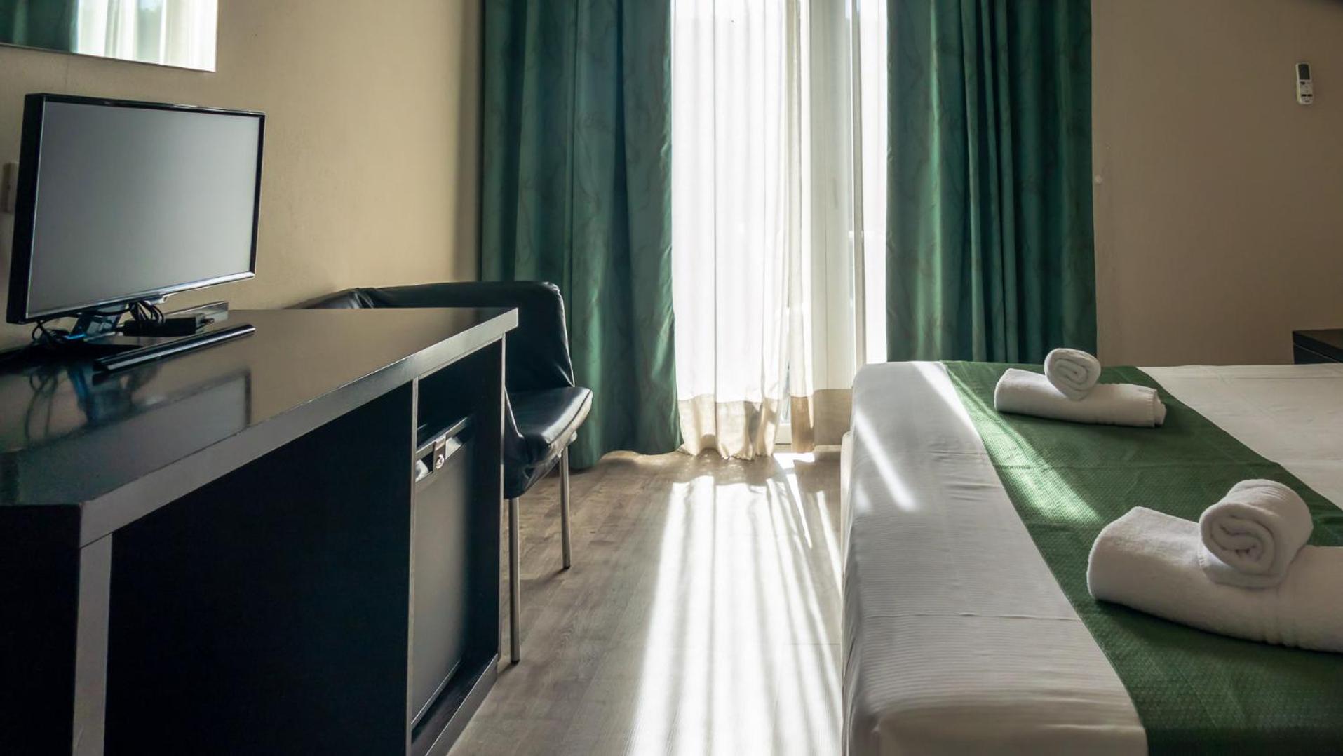 Standard Double or Twin Room - Photo 8
