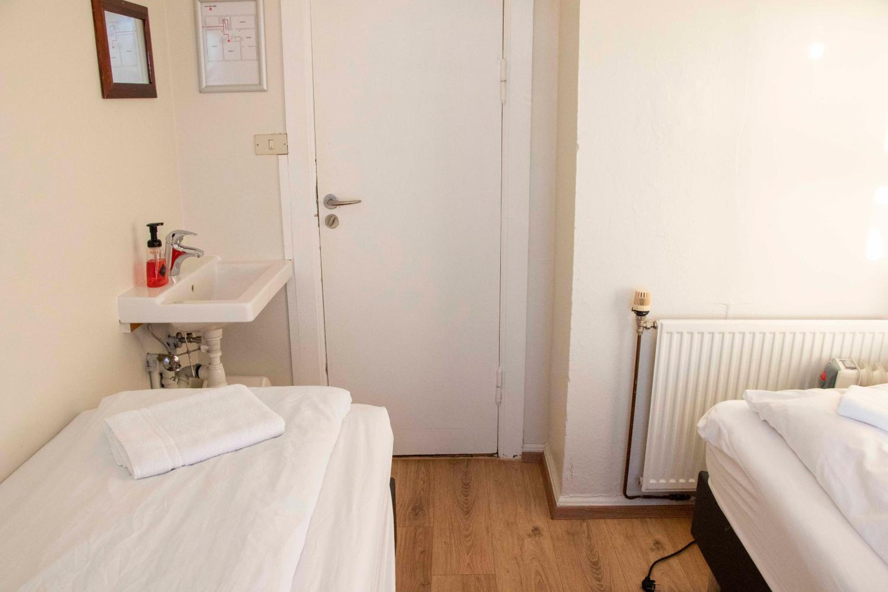 Basic Twin Room with Shared Bathroom photo 1