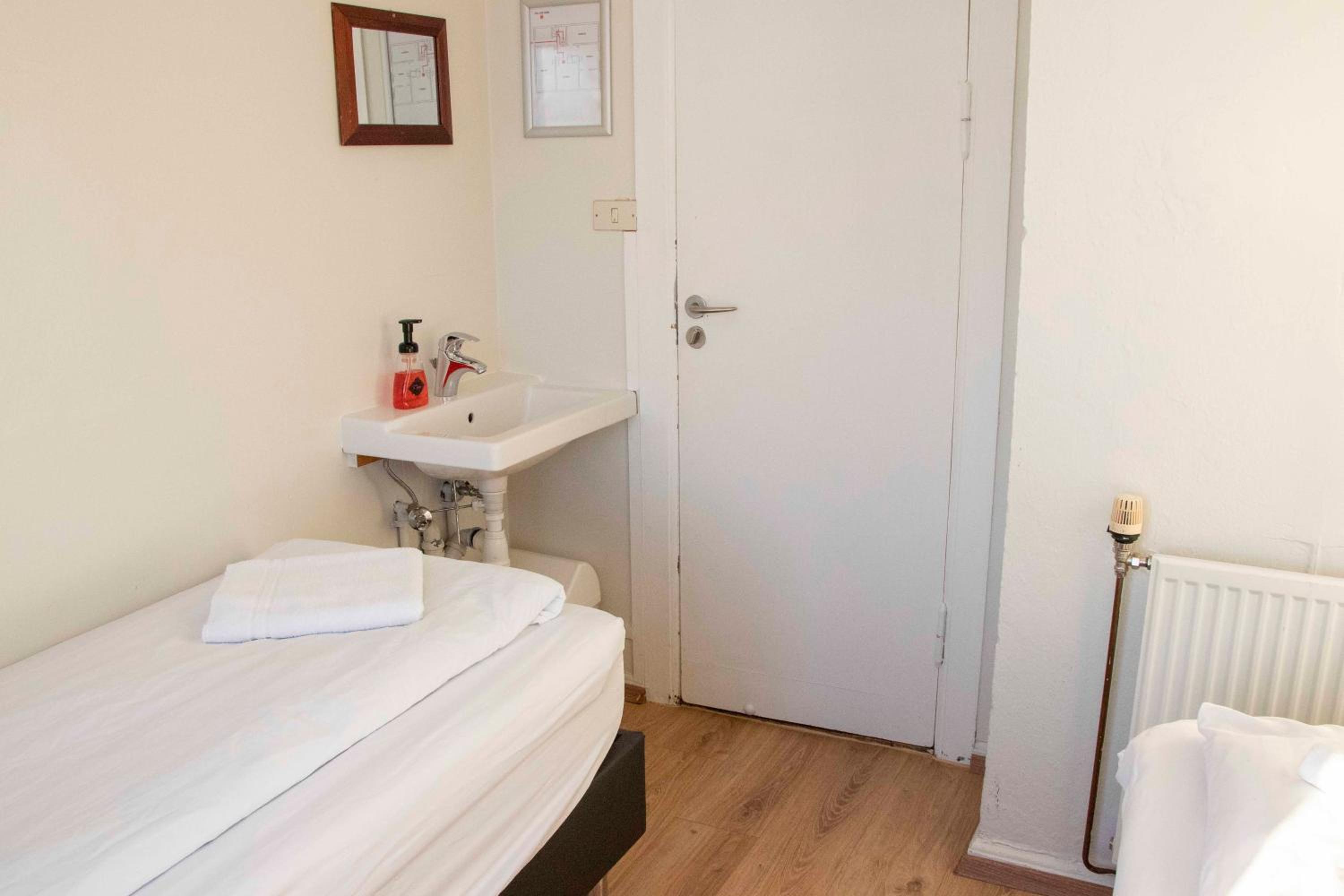 Basic Twin Room with Shared Bathroom photo 2