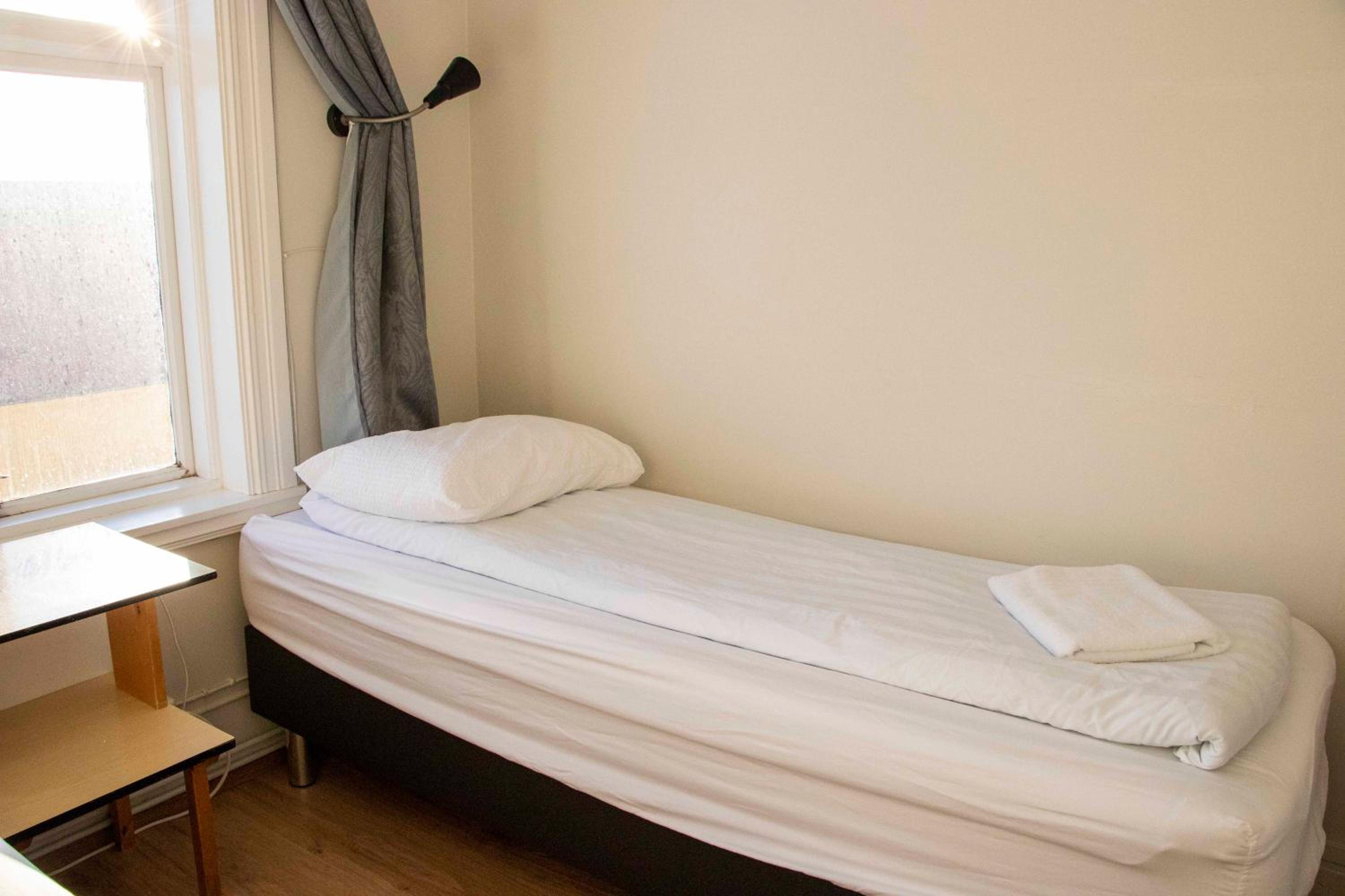 Basic Twin Room with Shared Bathroom photo 3