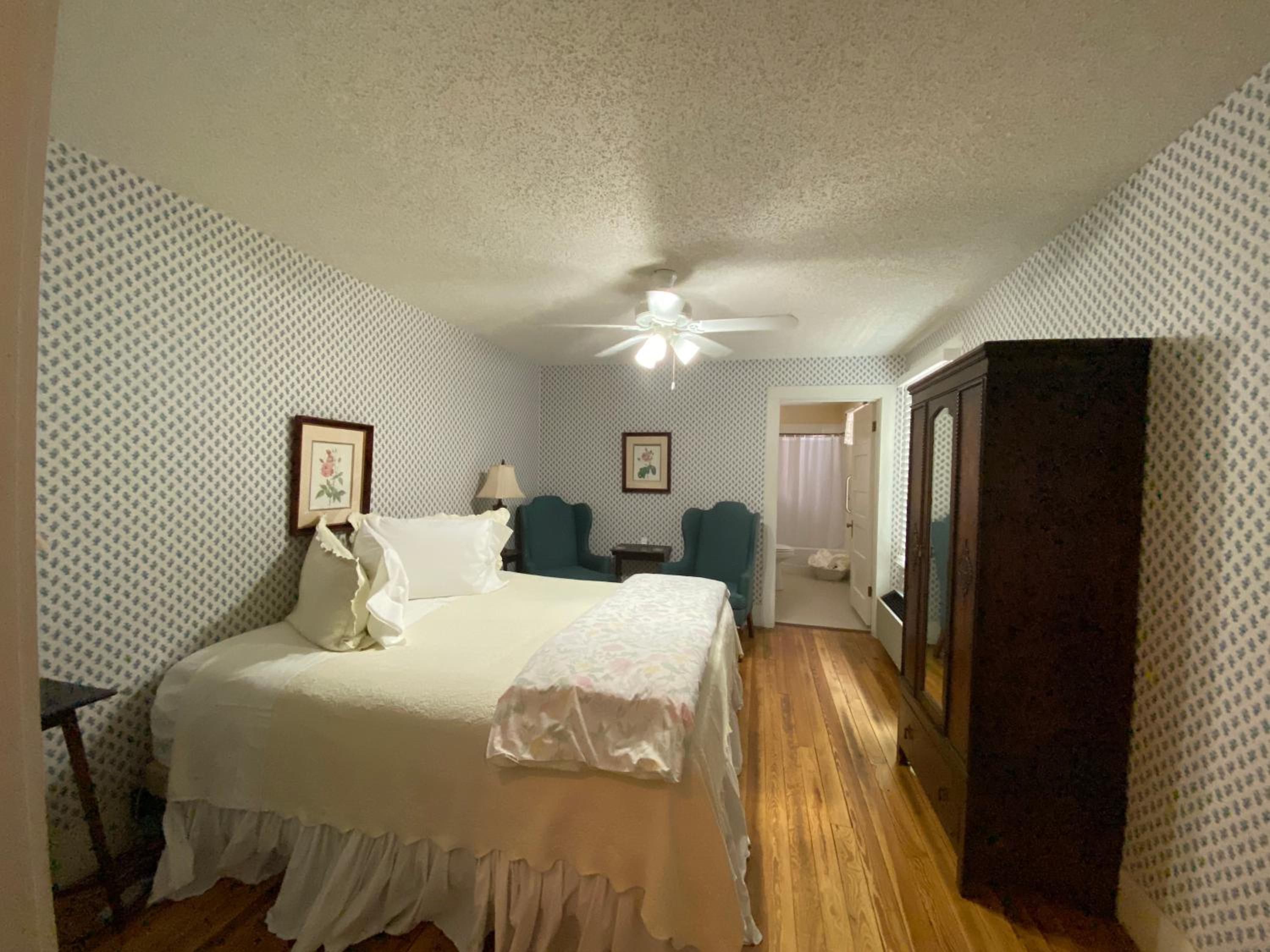 Standard King Room photo 3