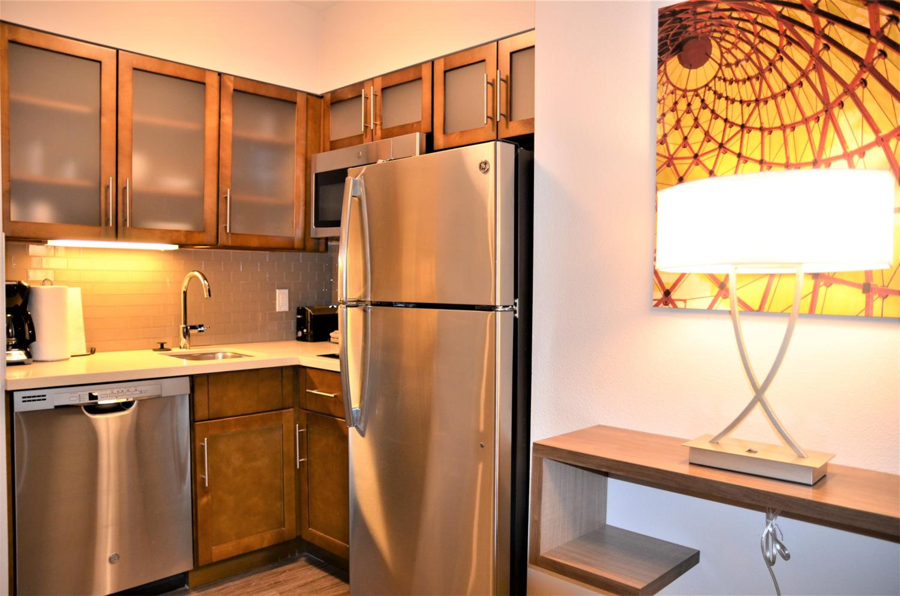 Queen Studio Suite - Photo 12