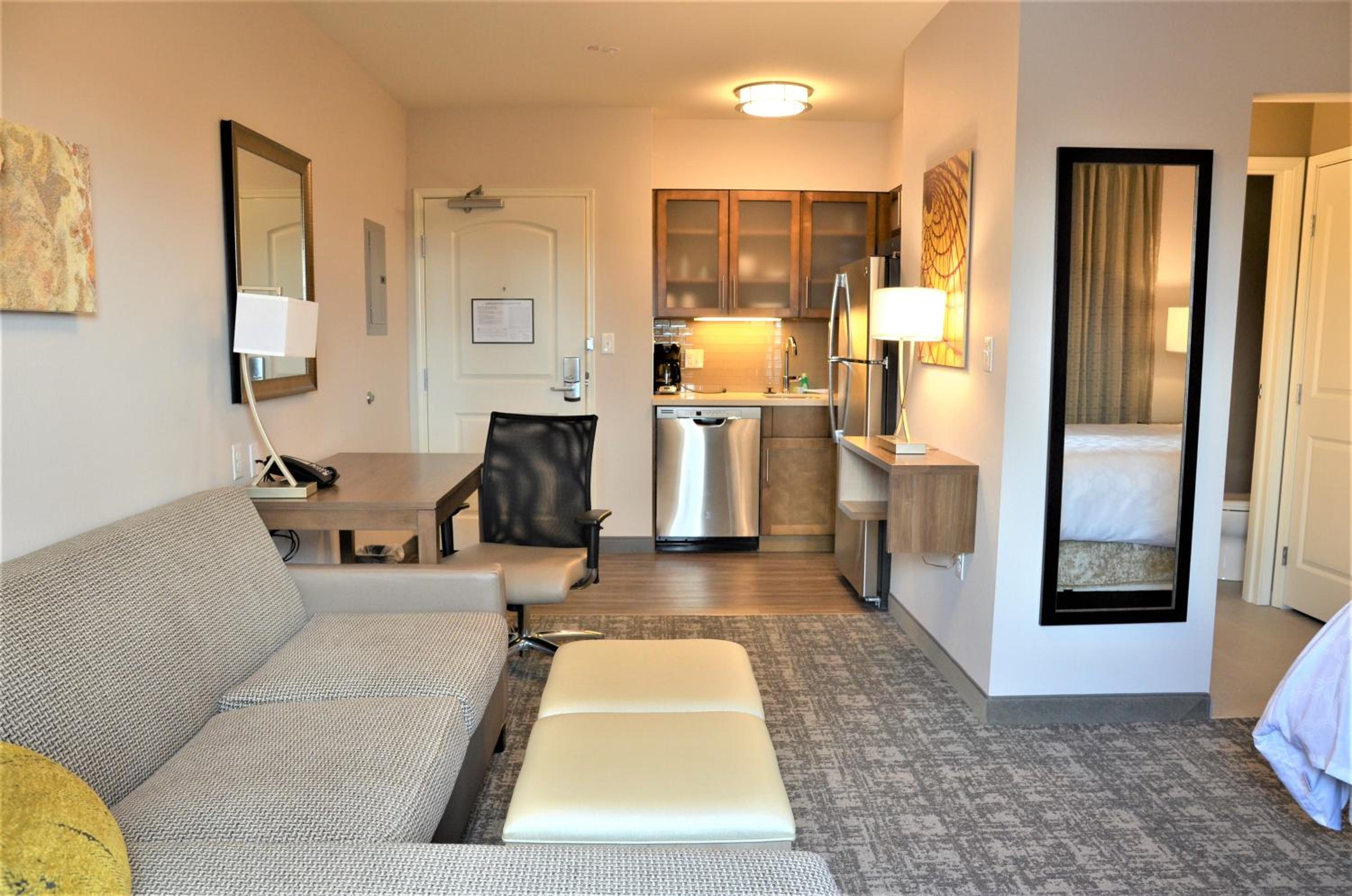 Queen Studio Suite - Photo 2