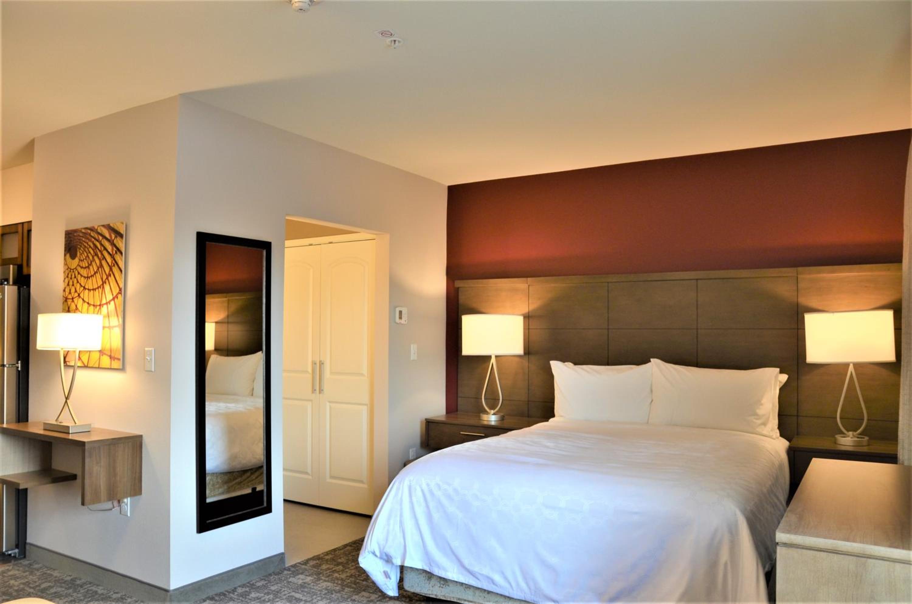 One-Bedroom Queen Suite - Photo 6
