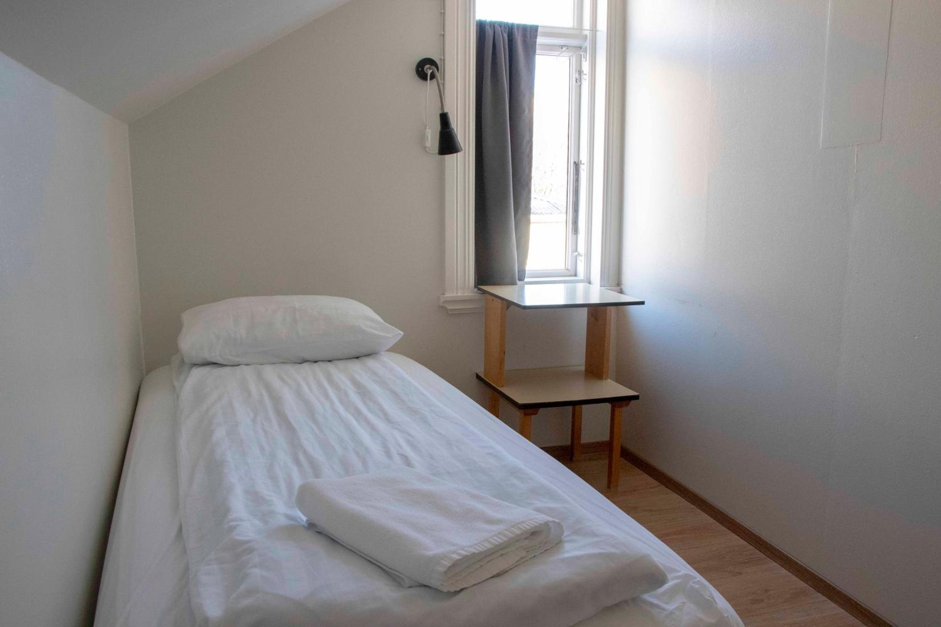 Basic Single Room With Shared Bathroom photo 2