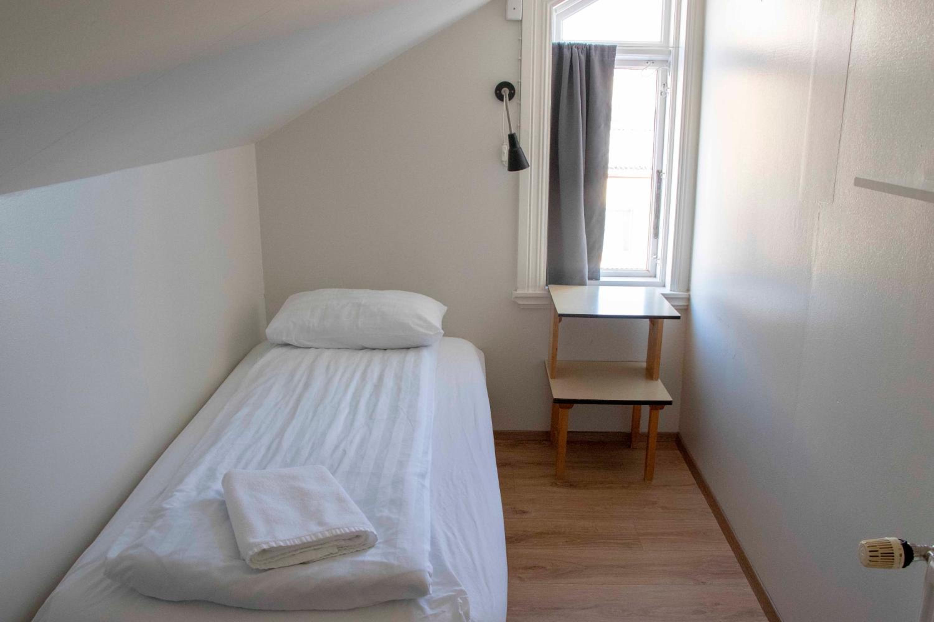 Basic Single Room With Shared Bathroom photo 3