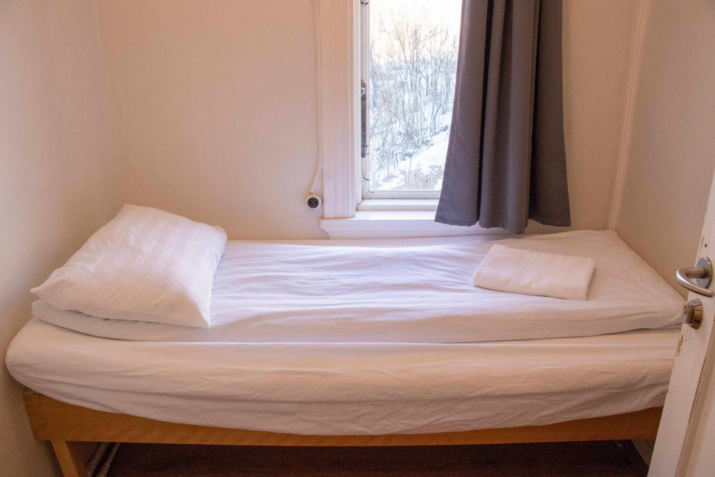 Small Single Room with Shared Bathroom photo 1