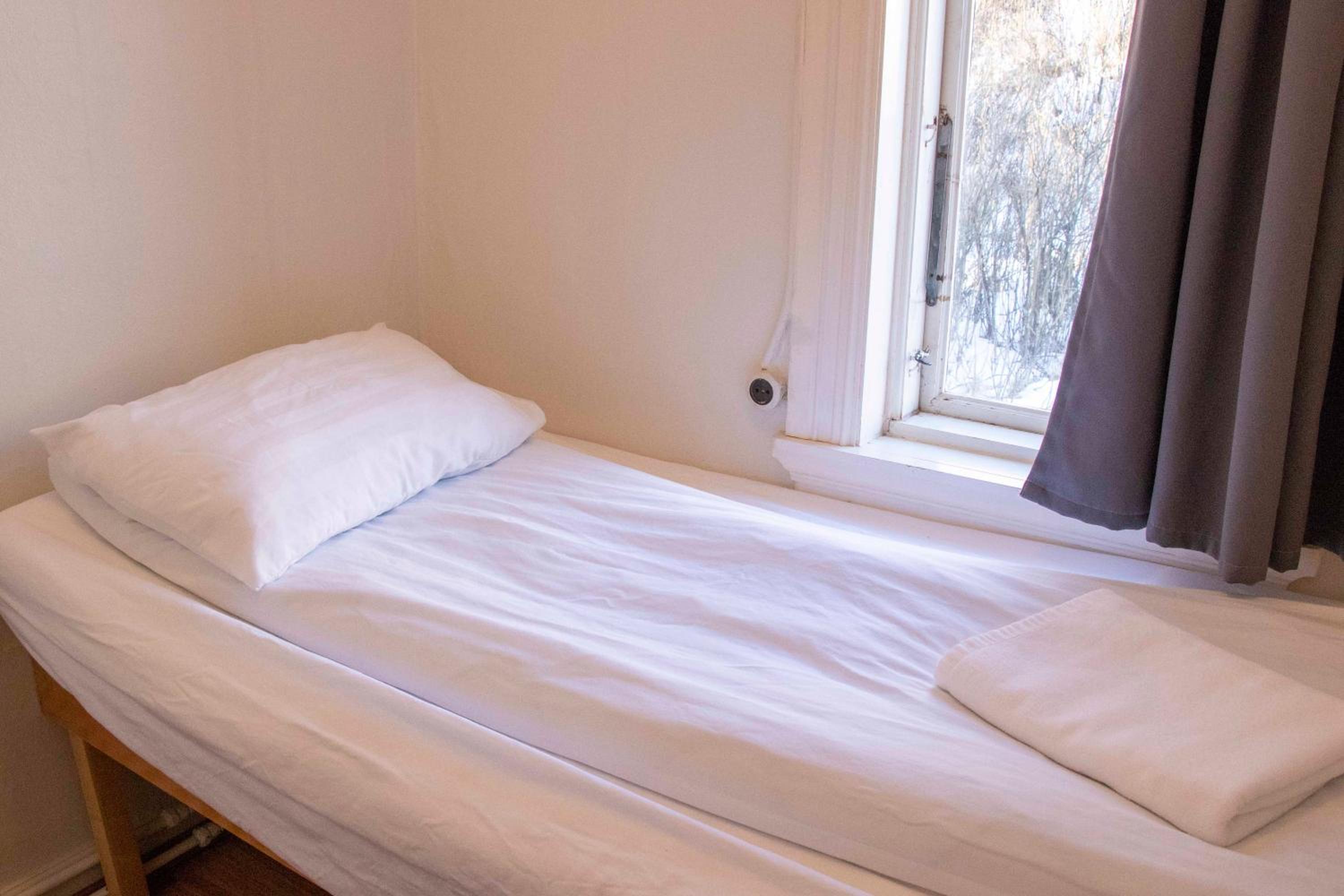 Small Single Room with Shared Bathroom photo 3