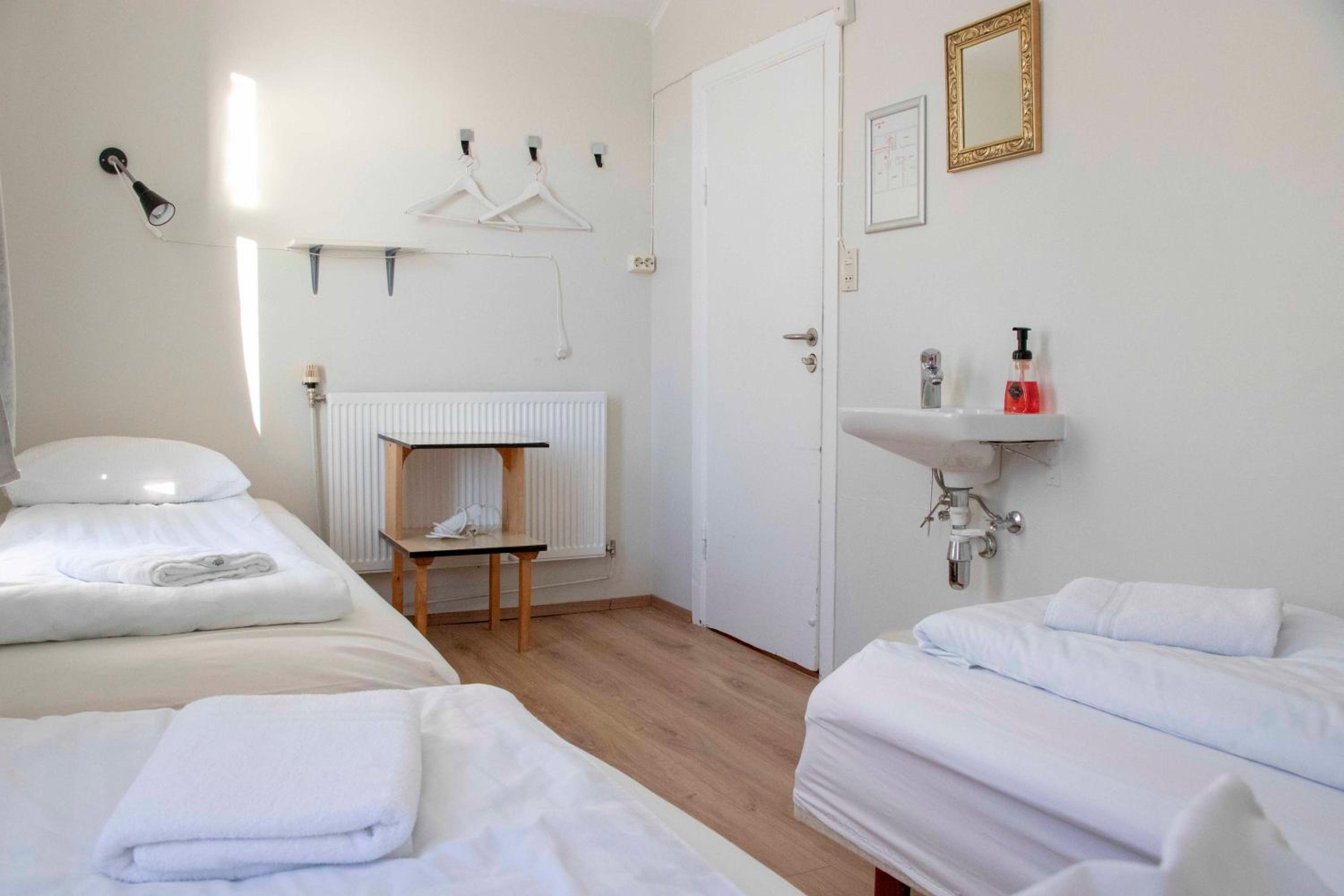 Basic Triple Room With Shared Bathroom photo 3