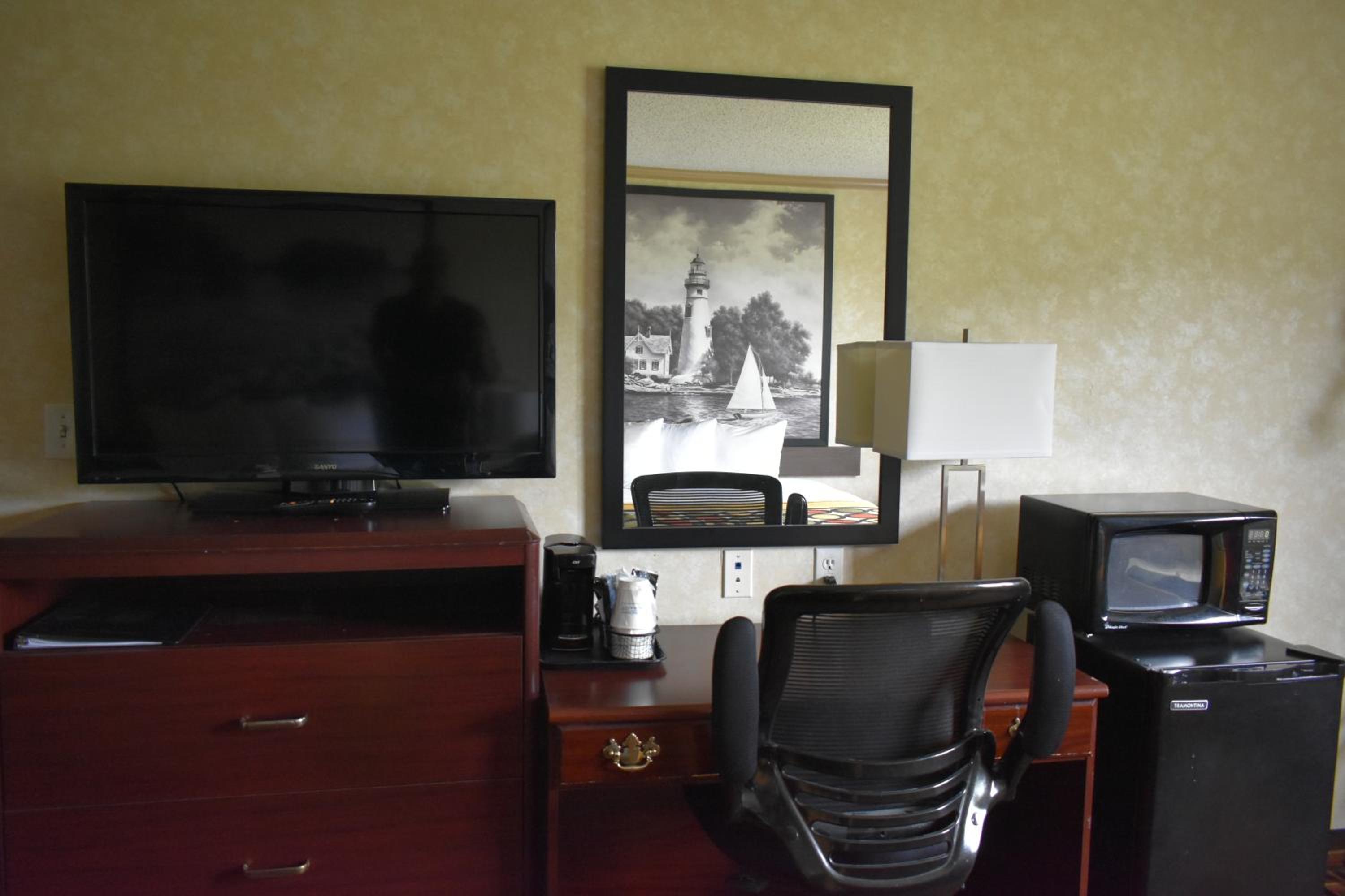 Queen Room With Two Queen Beds - Non-Smoking photo 3