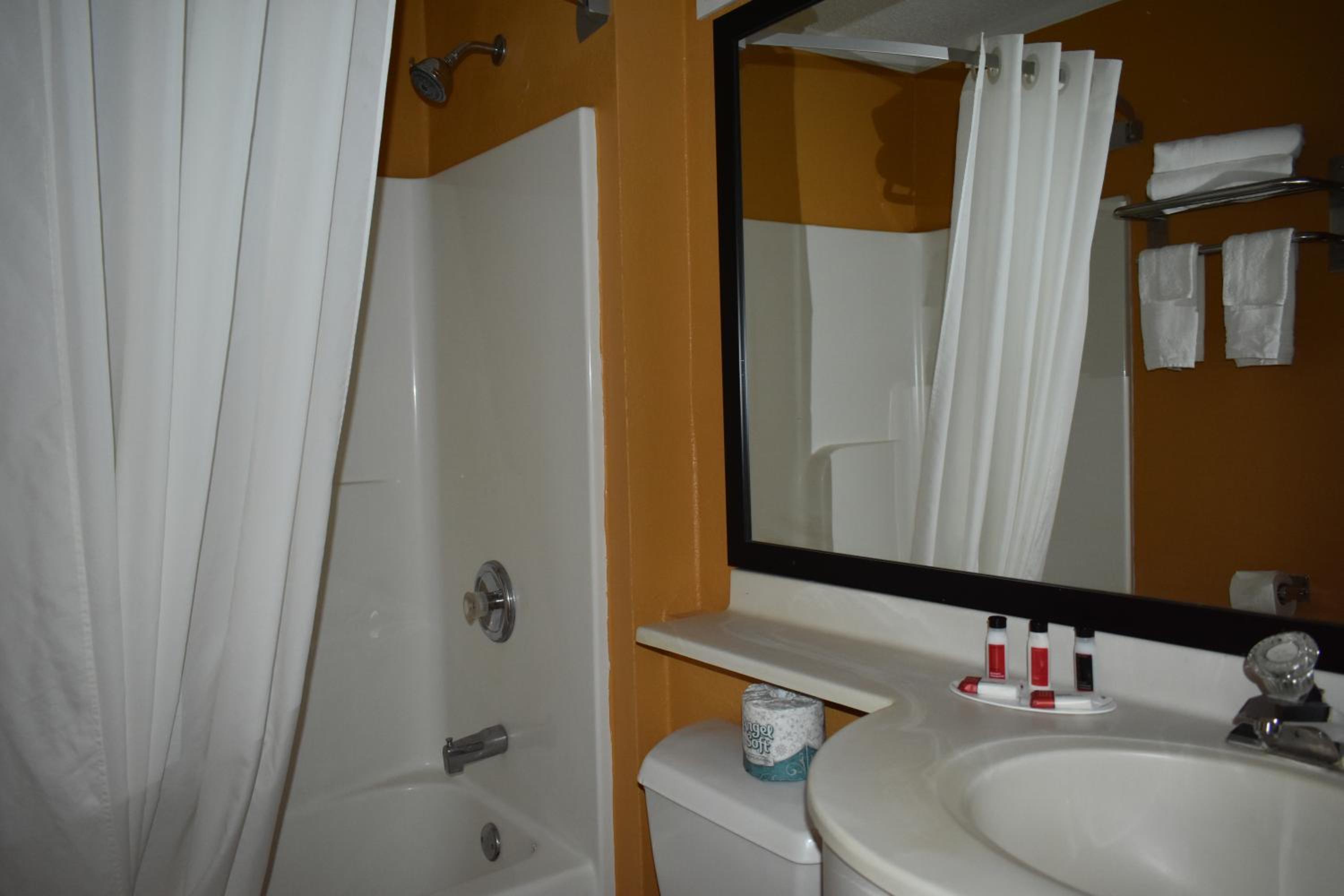 Queen Room With Two Queen Beds - Non-Smoking photo 2