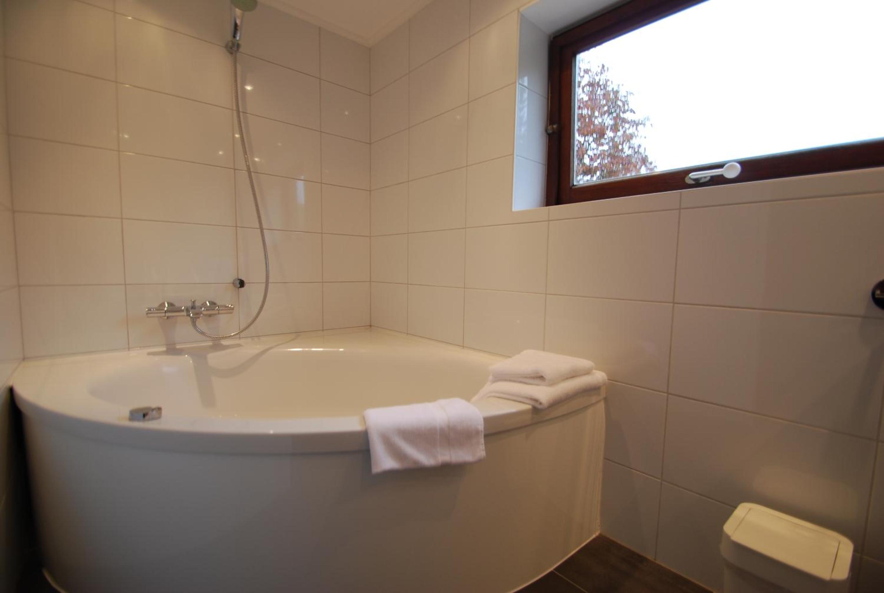 Twin Room with Bath photo 3