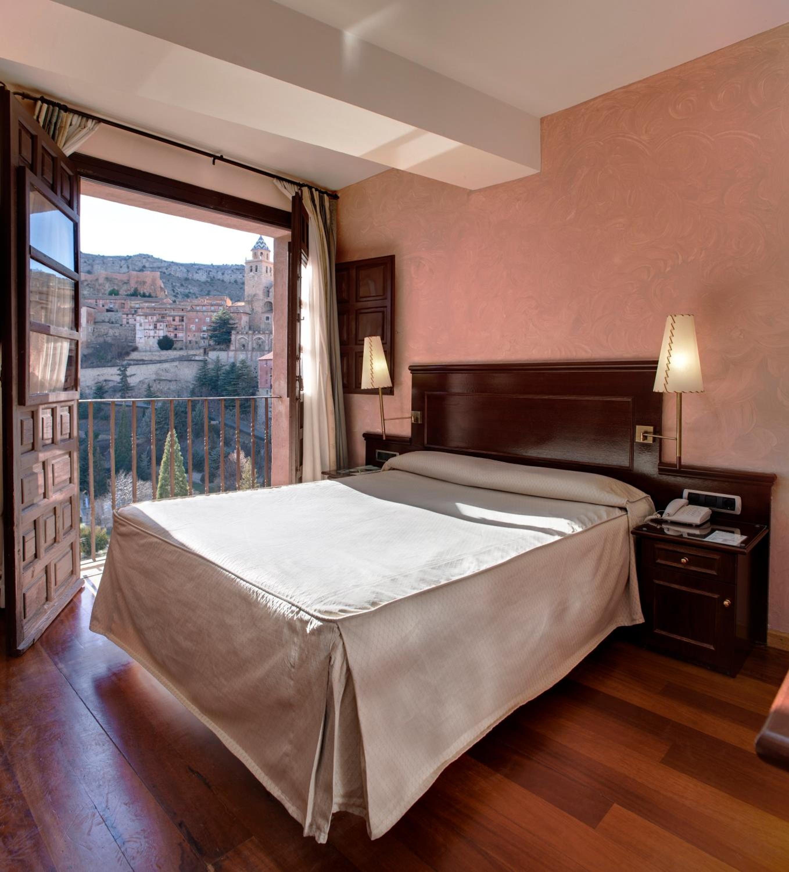 Deluxe Double Room - Photo 8