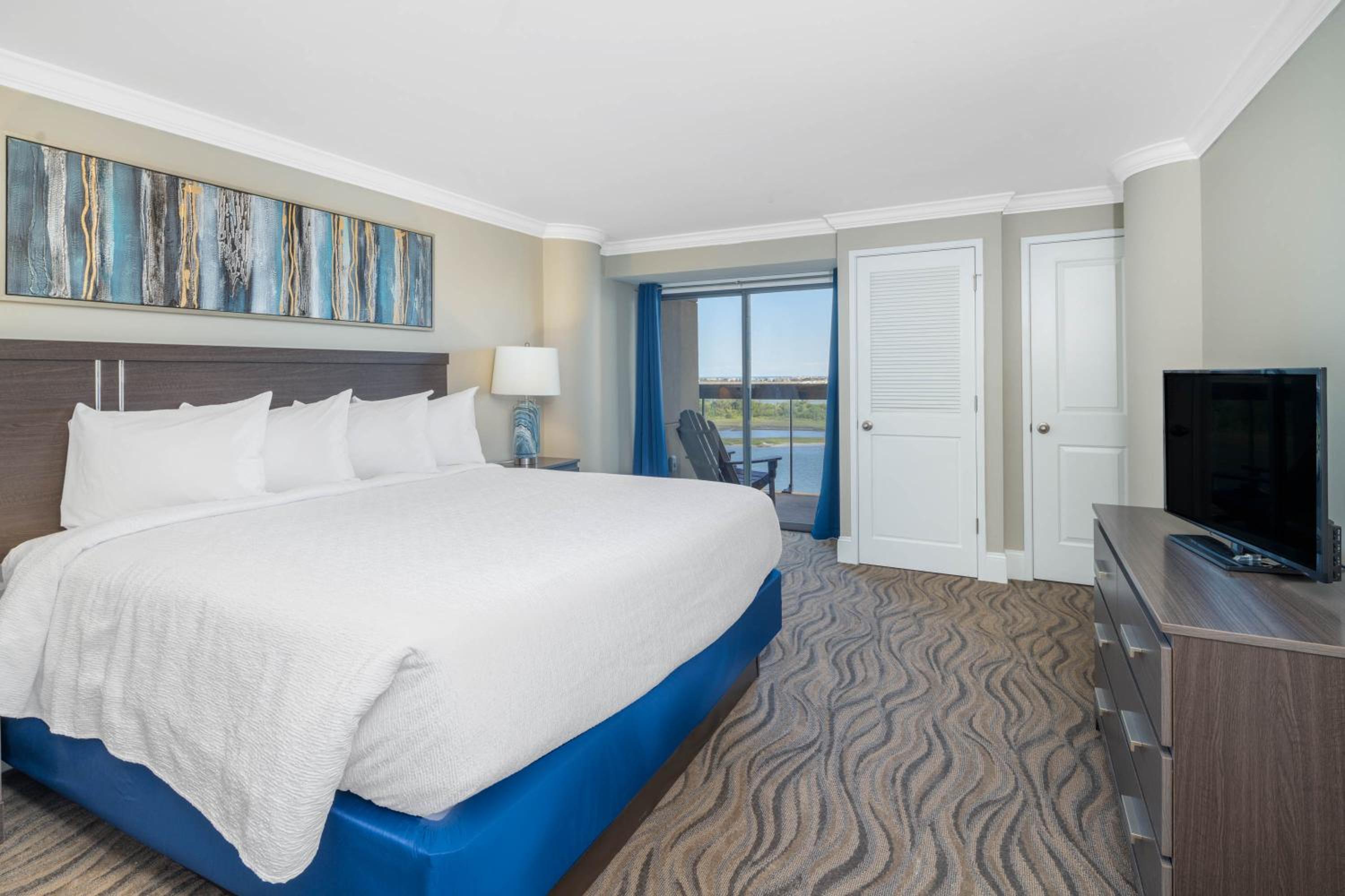 1 King Bed Accessible Suite (Water View) photo 3