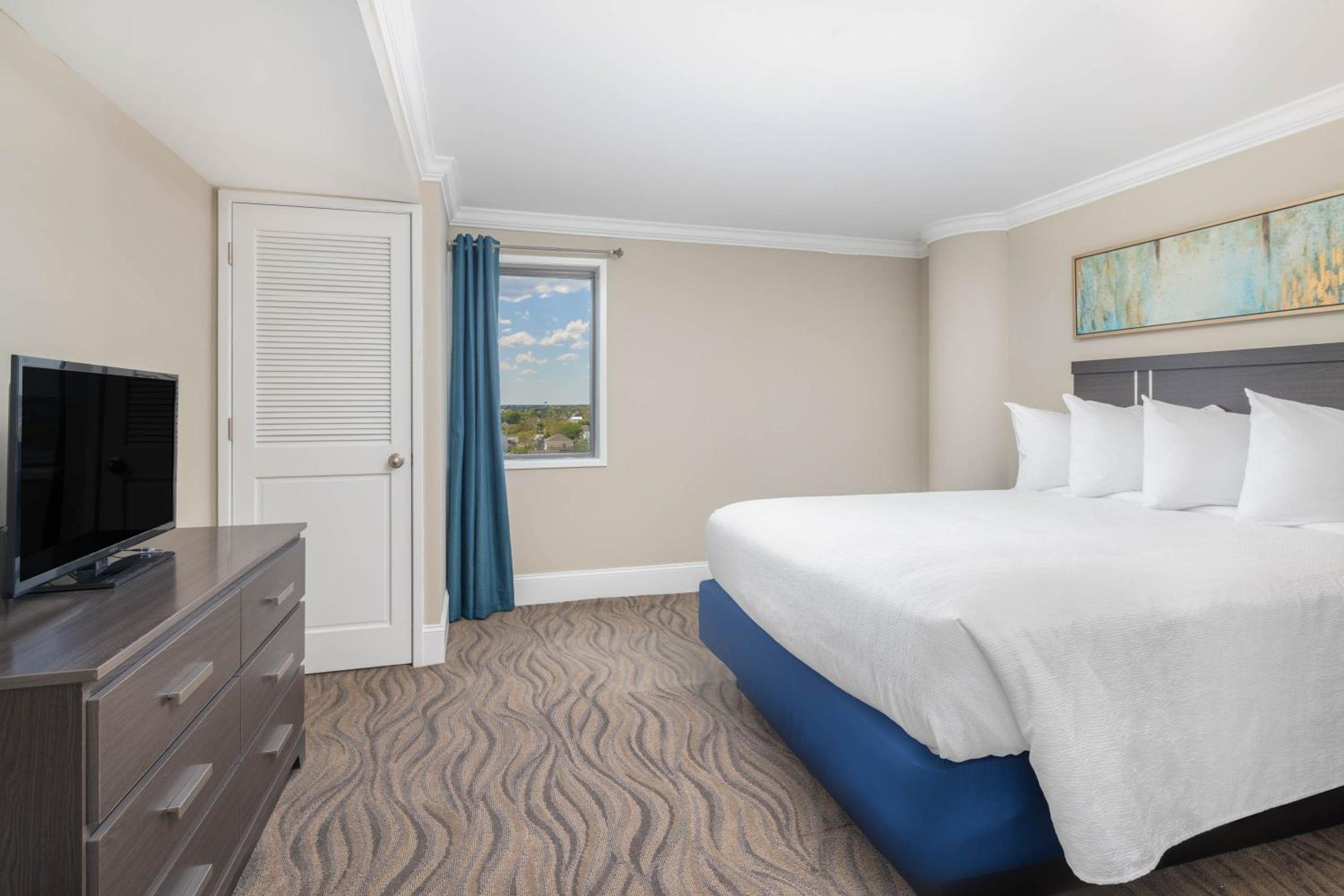 1 Queen Bed Suite (Water View) photo 1